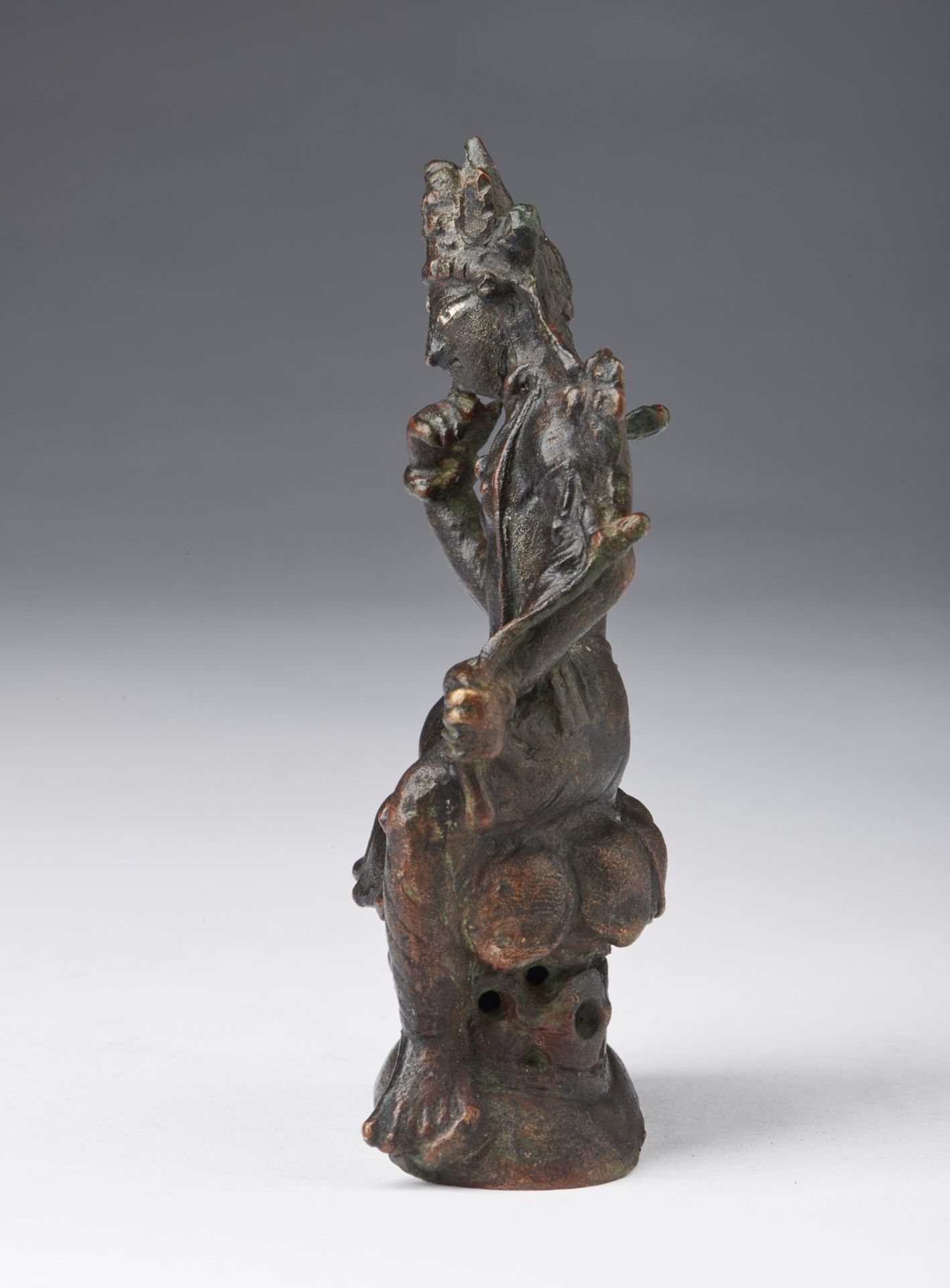 Arte Indiana An important bronze figure of meditating Avalokitesvara Pakistan, Swat valley, 7th cen - Bild 4 aus 6