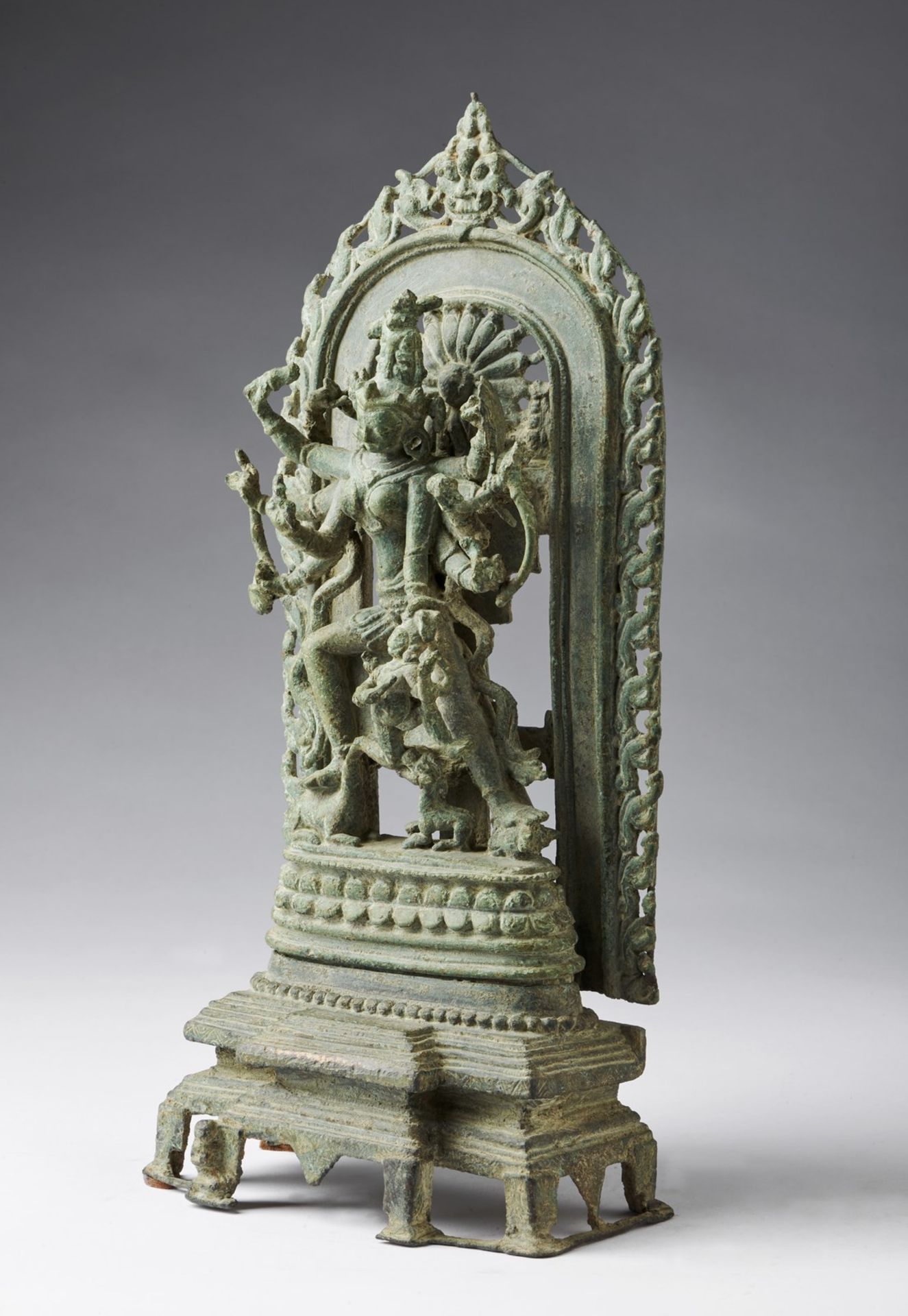 Arte Indiana An important figure of armed Durga (Mahishasuramardini)North Eastern India, Pala perio - Bild 4 aus 6
