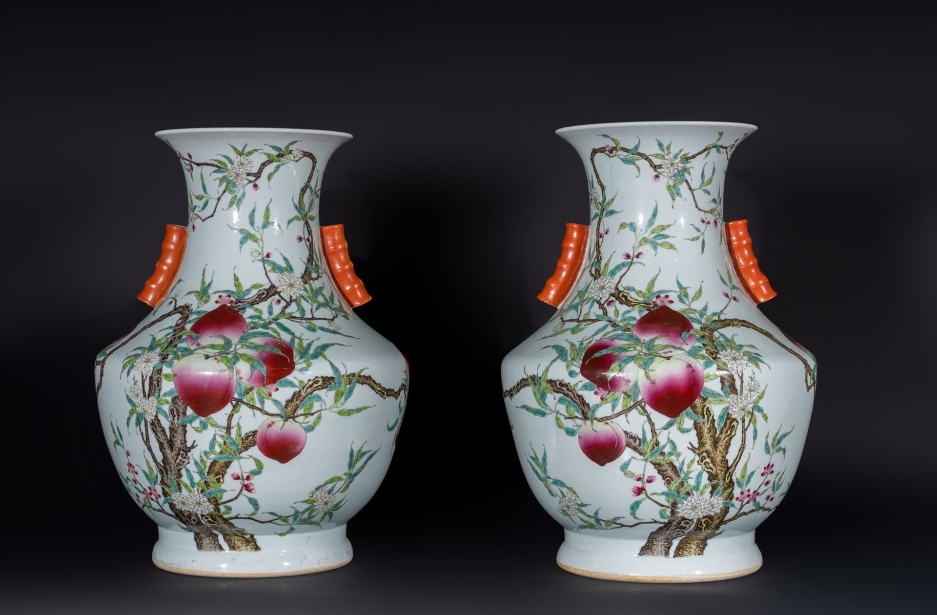 Arte Cinese Pair of monumental thouhu vases decorated with peaches and flowers China, early 20th ce