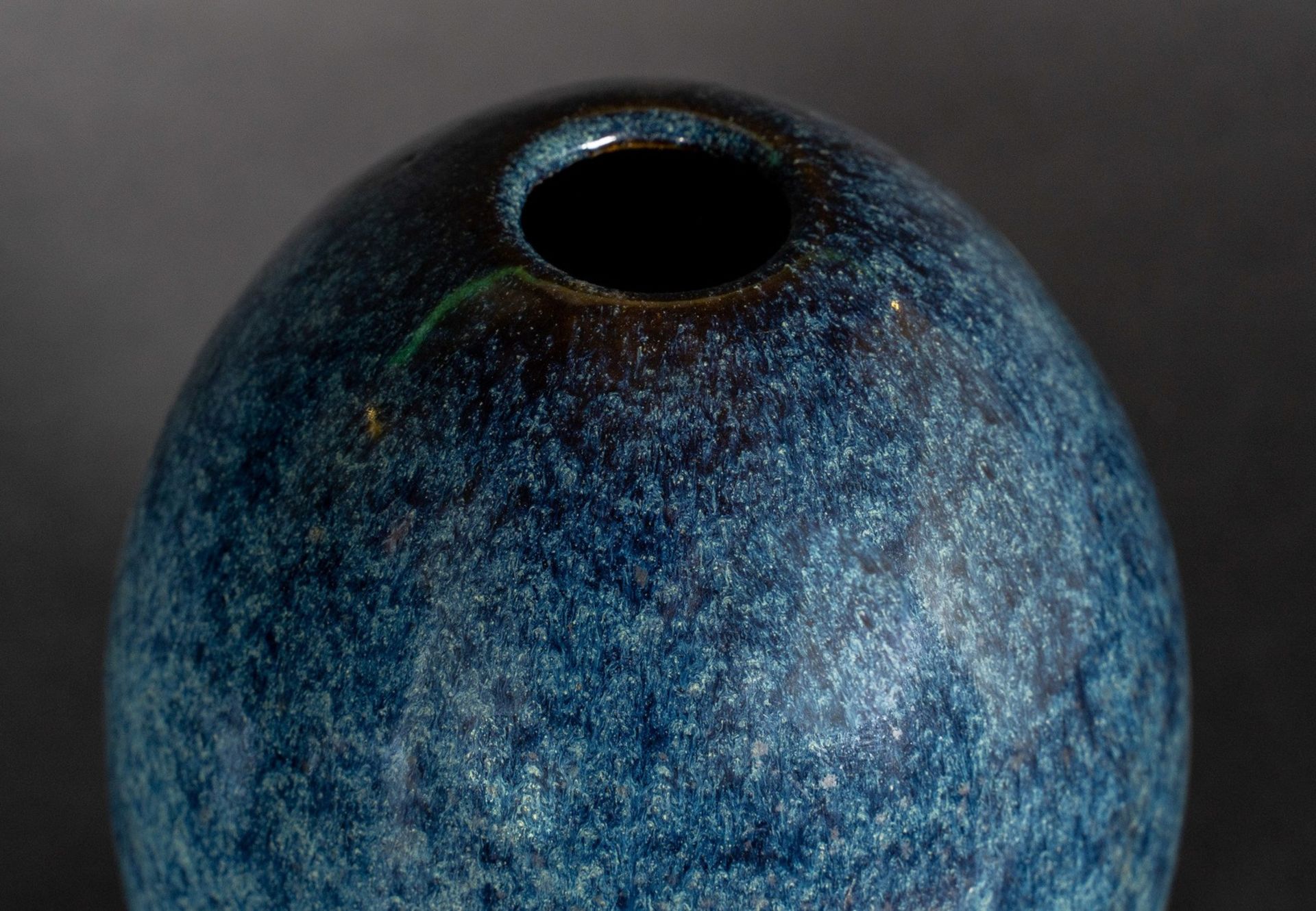 Arte Cinese A "robin egg" pottery oval vase bearing a four character mark engraved at the baseChina - Bild 3 aus 4