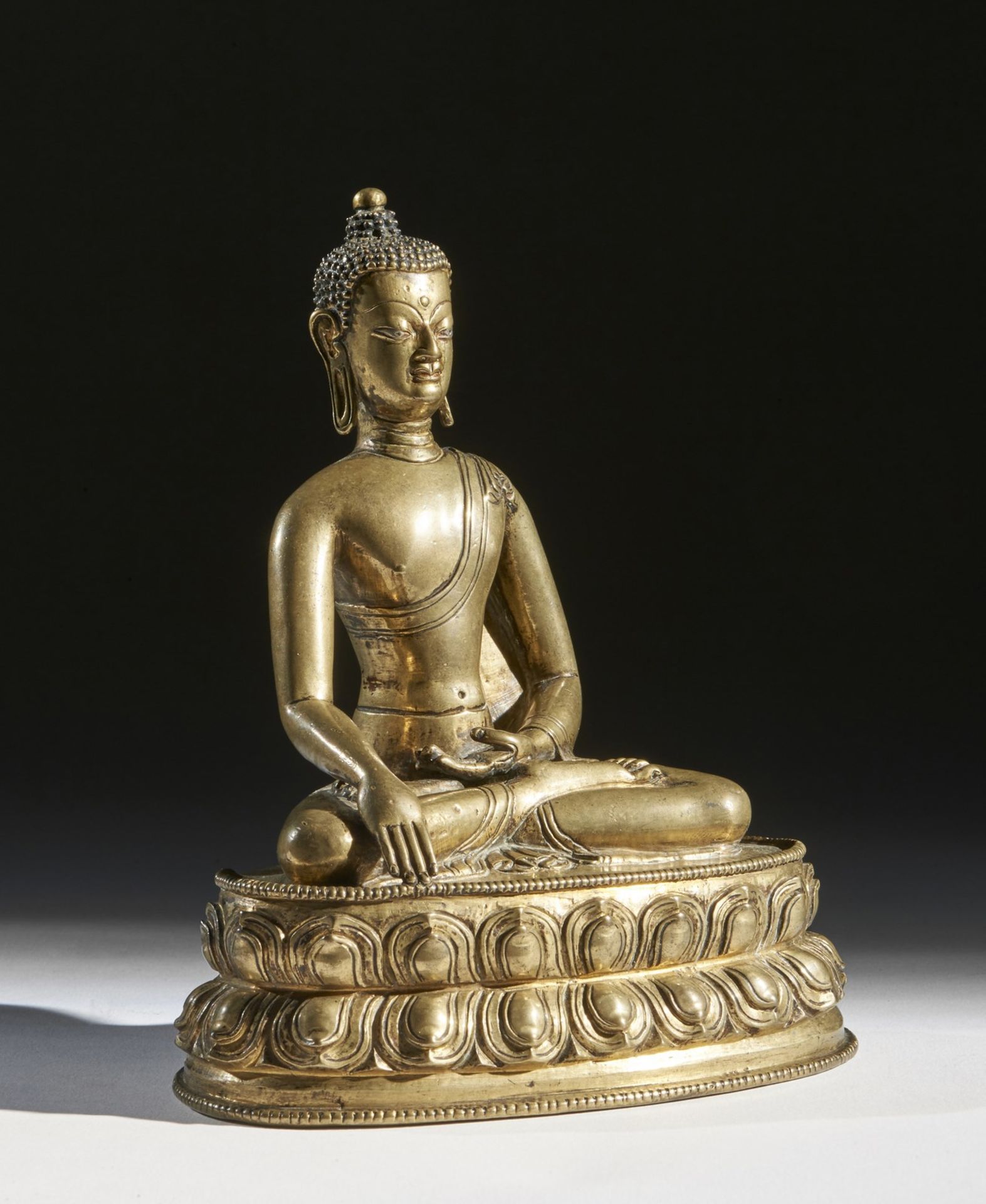 Arte Himalayana A bronze figure of Buddha Shakyamuni Tibet, 13th century . - Bild 2 aus 6