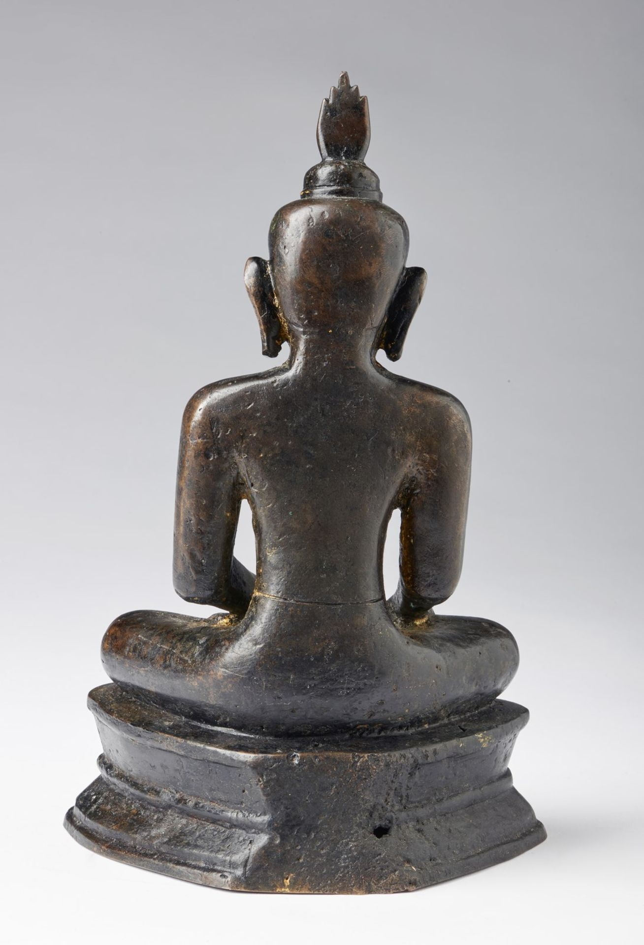 Arte Sud-Est Asiatico A dark bronze figure of seated Buddha with flaming headdressBurma, Post Pagan - Bild 2 aus 6