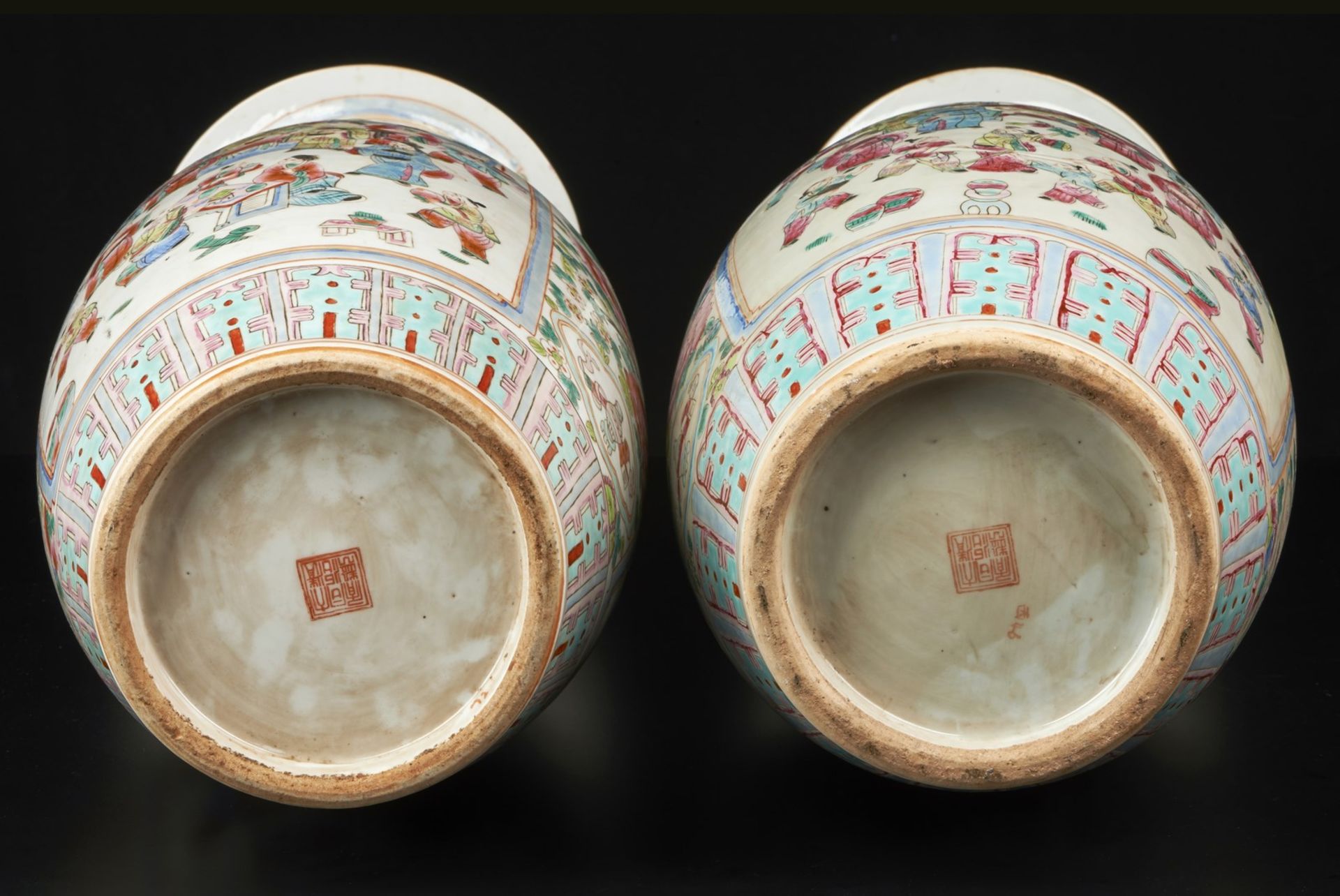 Arte Cinese Pair of Canton famille rose porcelain vases bearing a red Tongzhi seal mark at the base - Image 4 of 4