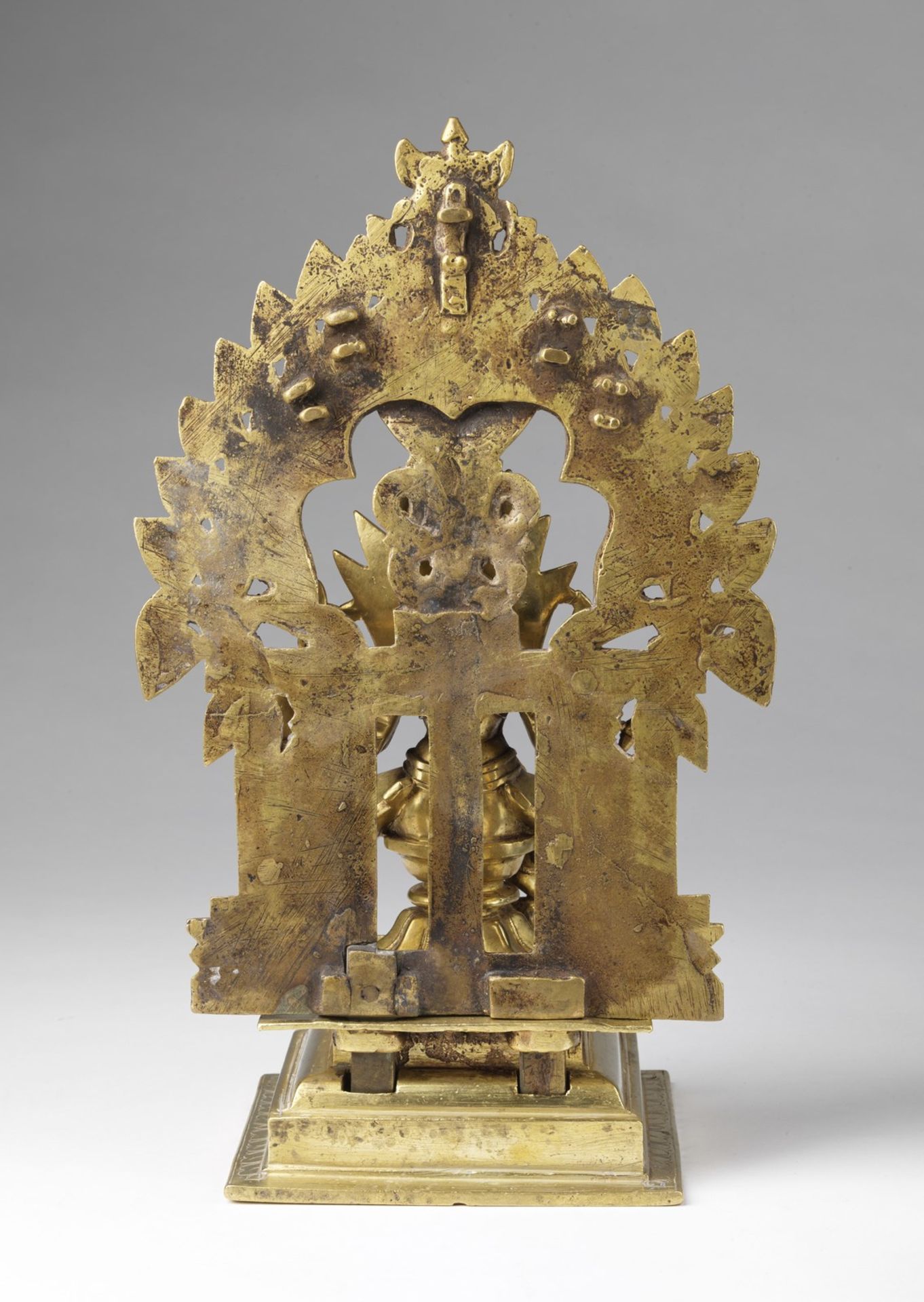 Arte Indiana A brass altar depicting PadmavatiIndia, Maharashtra, 18th century . - Bild 4 aus 4