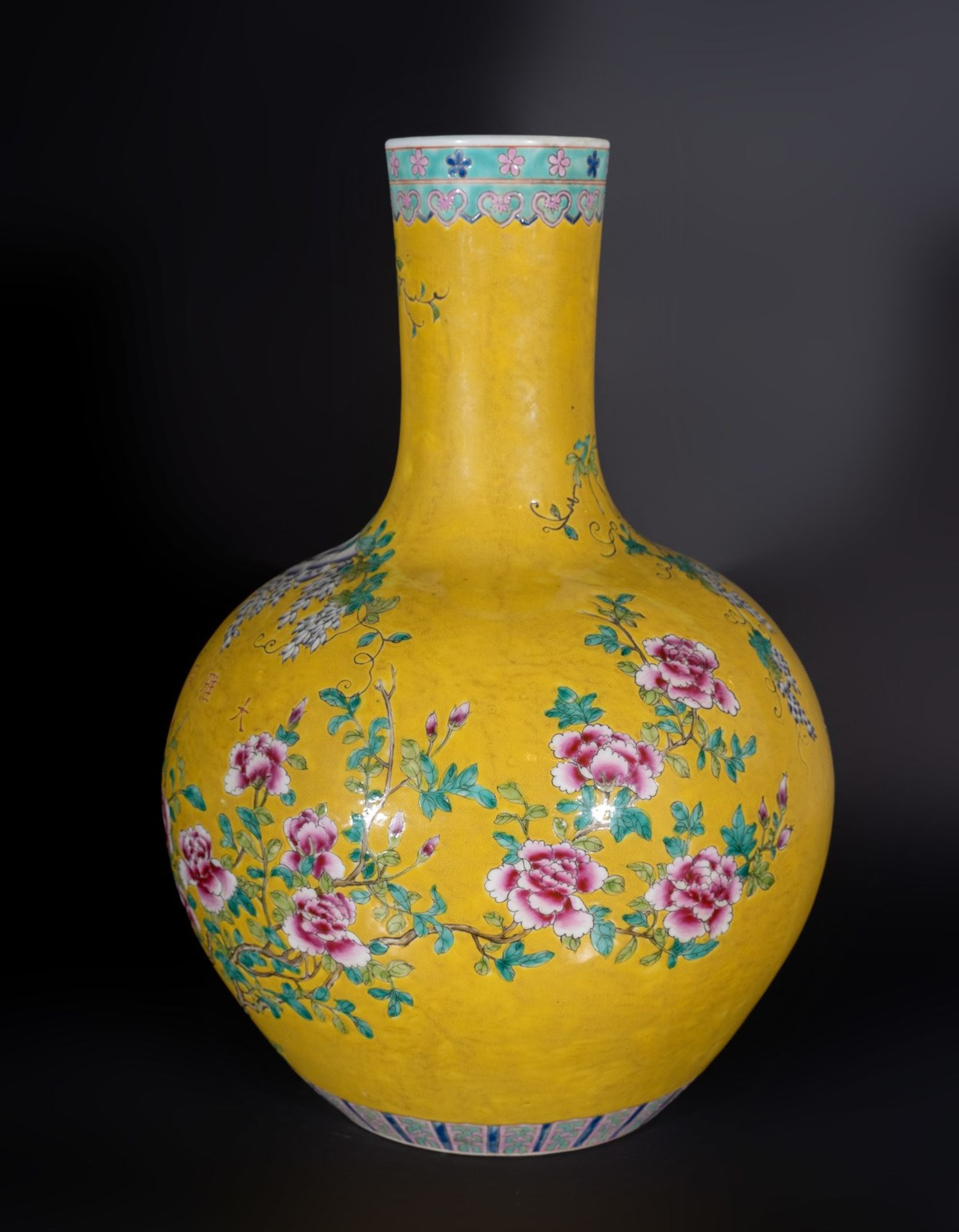 Arte Cinese A "Cixi-type" vase over yellow ground China, 20th century. - Image 5 of 5