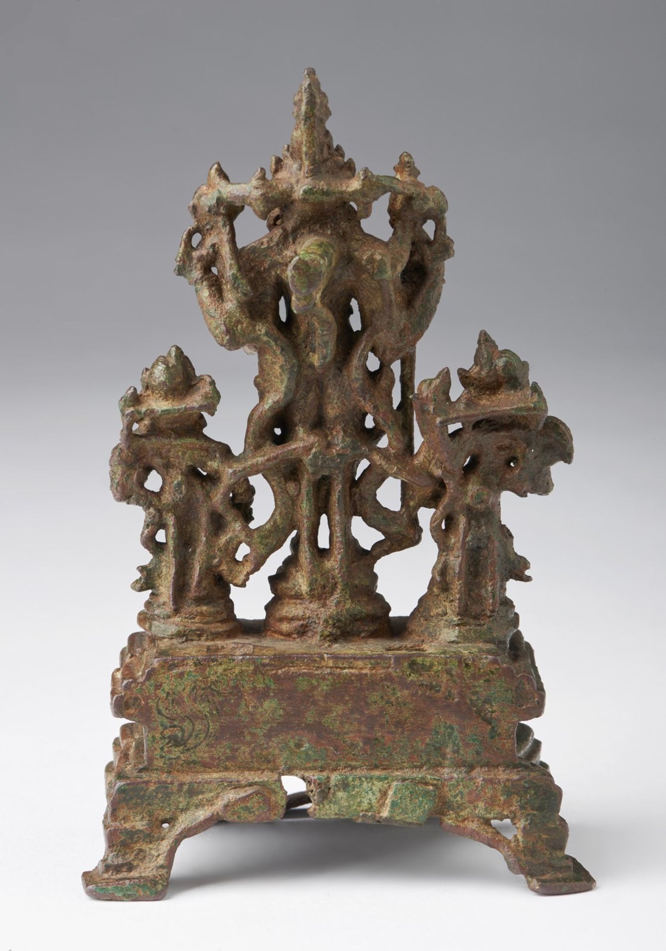 Arte Indiana A bronze figure of Lord Vishnu North Eastern India, Pala period, 11th century . - Bild 2 aus 5