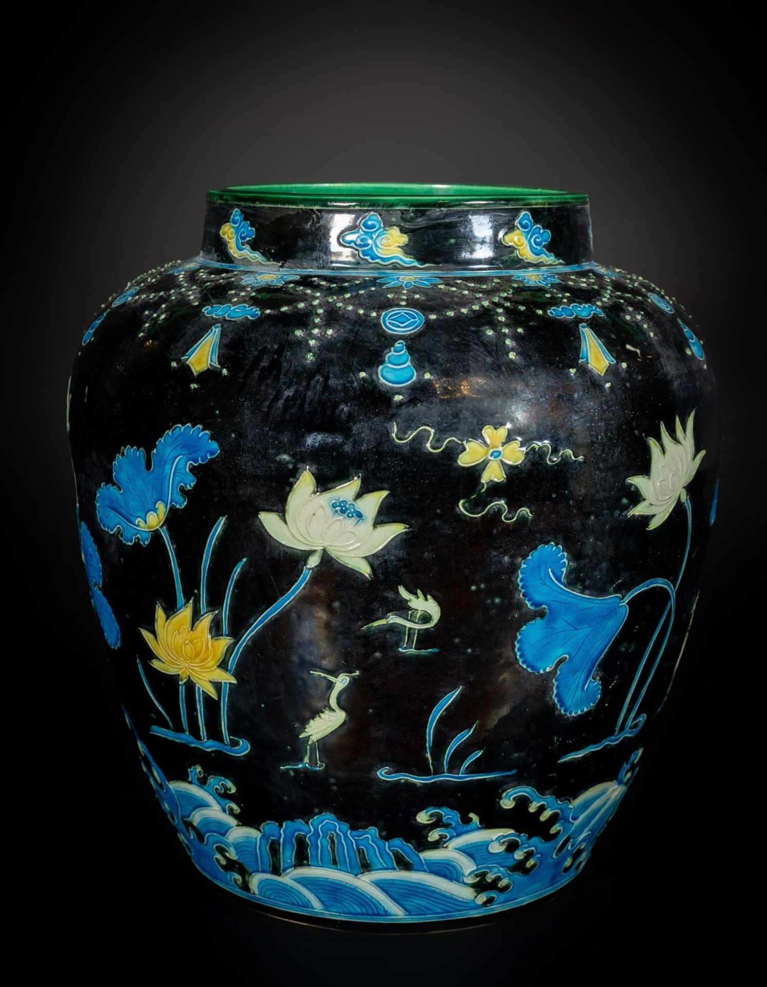 Arte Cinese A large fahua jar over blue ground China, Qing dynasty, 19th century or earlier.