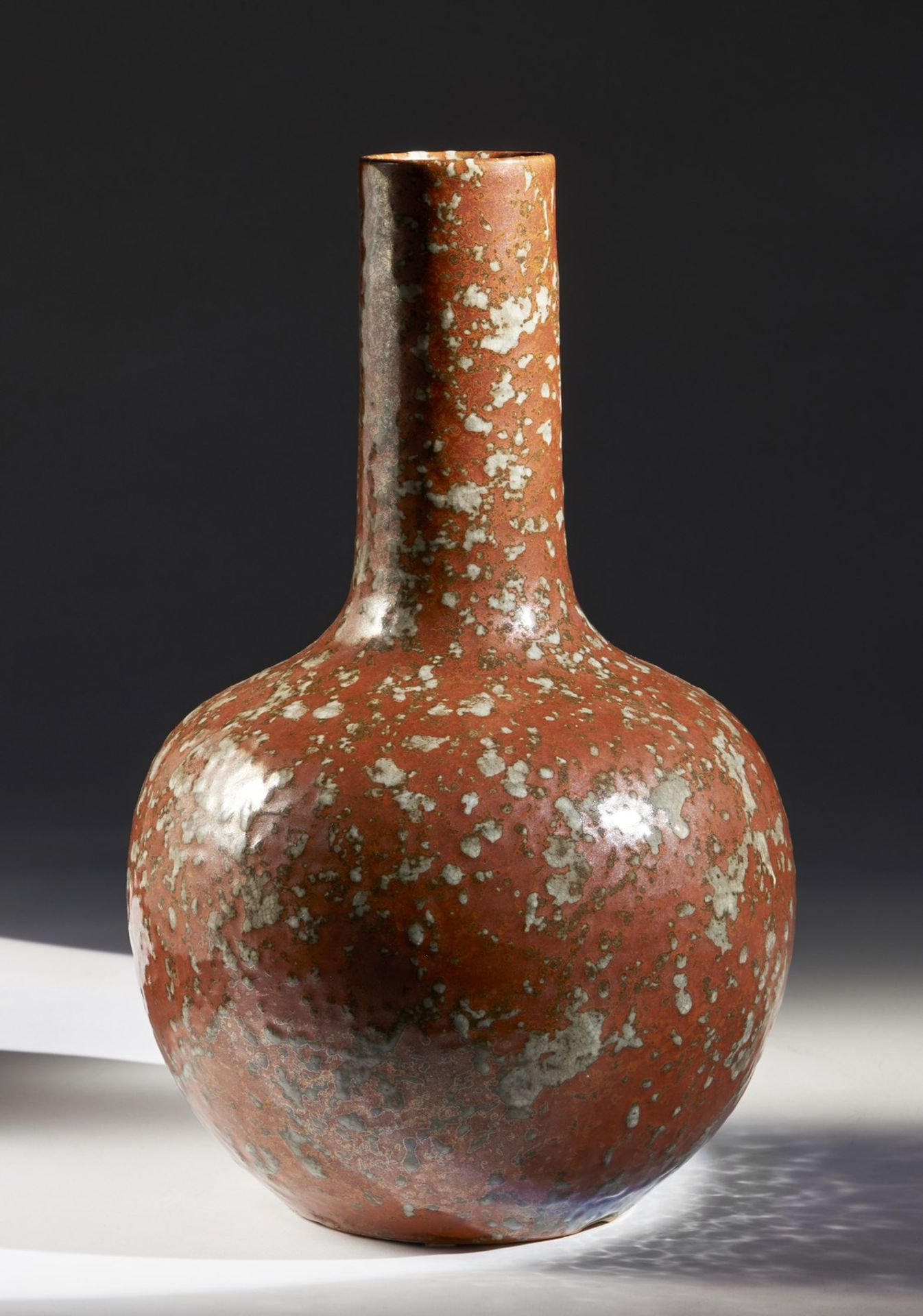 Arte Cinese A red mottled glazed globular porcelain vase China, Qing dynasty, 19th century .