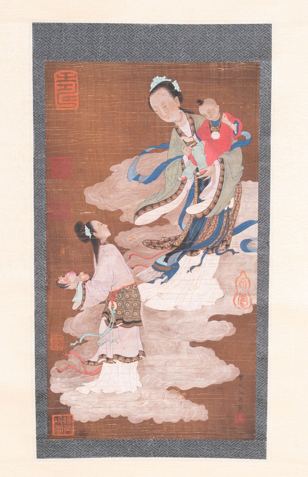 Arte Cinese A painting on silk depicting two ladies and a child China, Qing dynasty, 18th century .