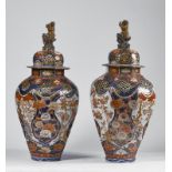 ARTE GIAPPONESE A pair of large Imari porcelain vases and covers Japan, 18th century .