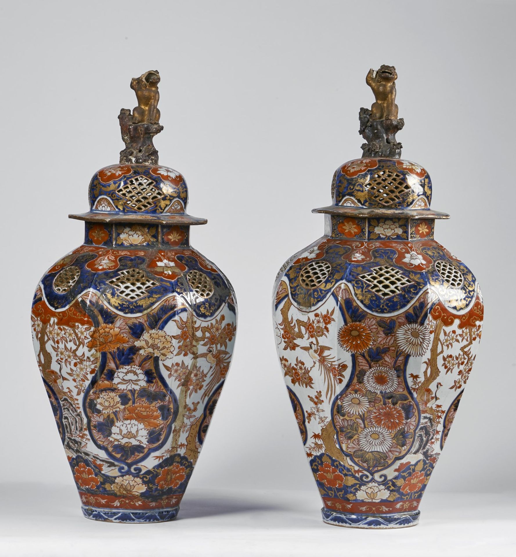 ARTE GIAPPONESE A pair of large Imari porcelain vases and covers Japan, 18th century .