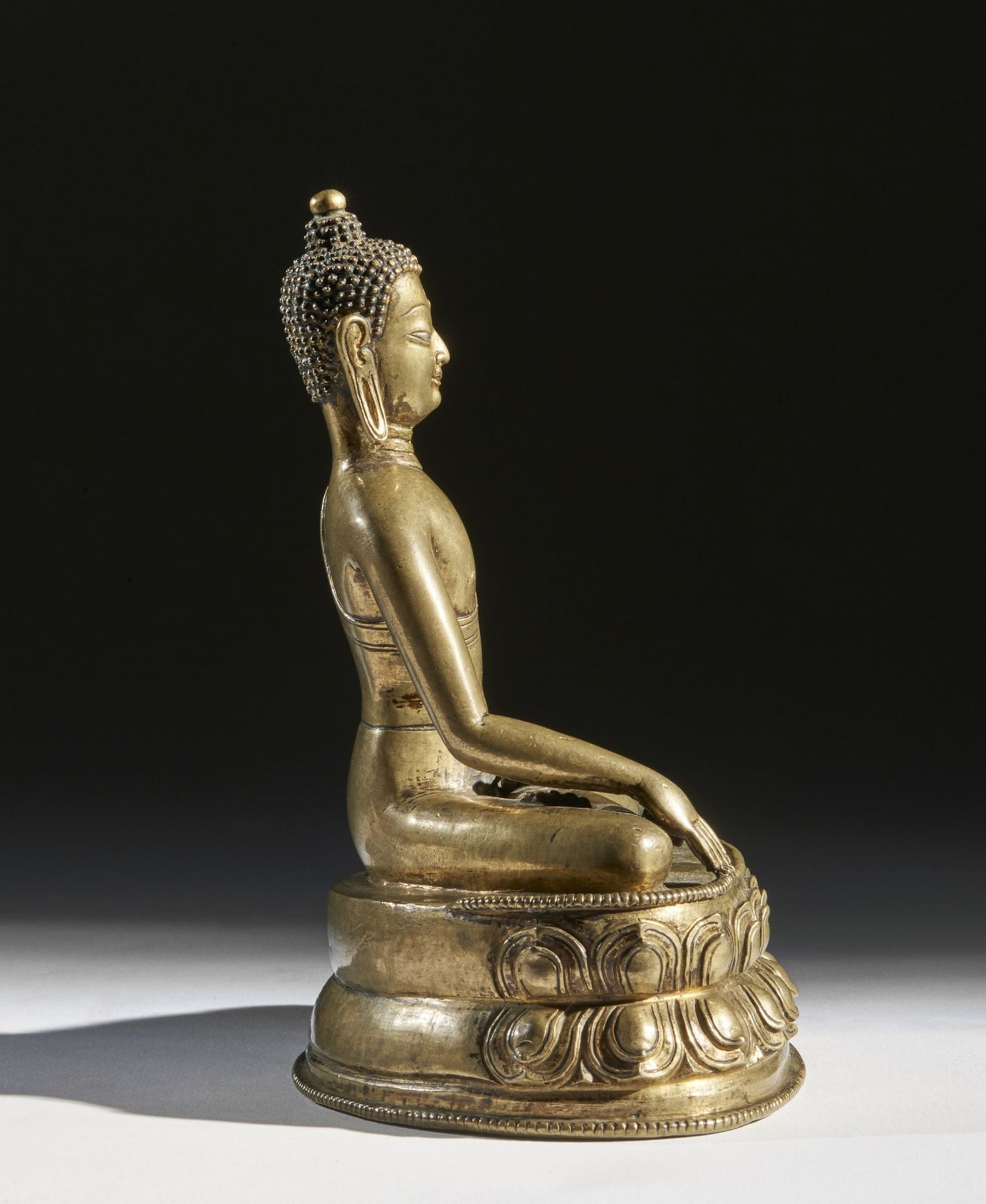 Arte Himalayana A bronze figure of Buddha Shakyamuni Tibet, 13th century . - Bild 3 aus 6