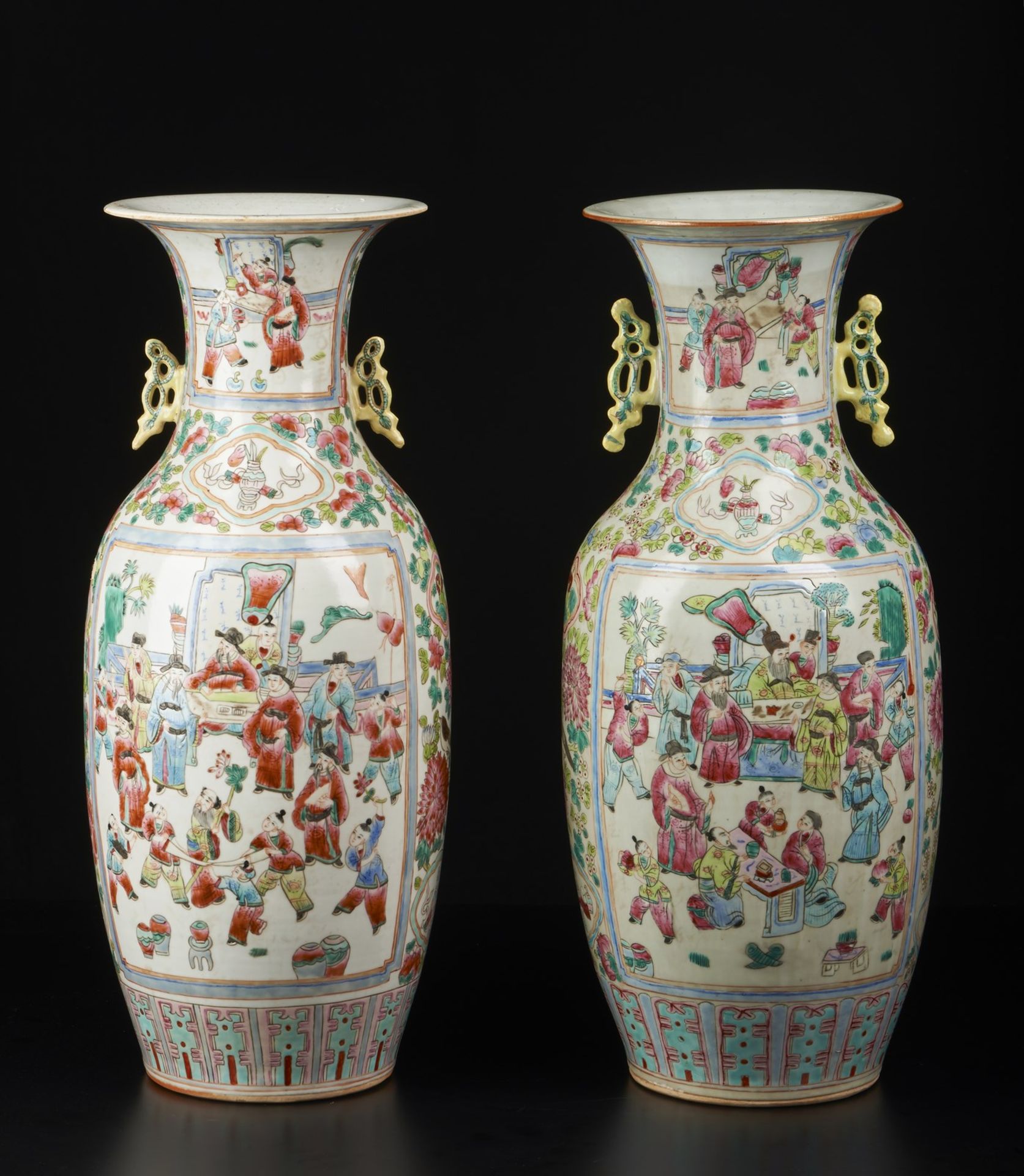 Arte Cinese Pair of Canton famille rose porcelain vases bearing a red Tongzhi seal mark at the base