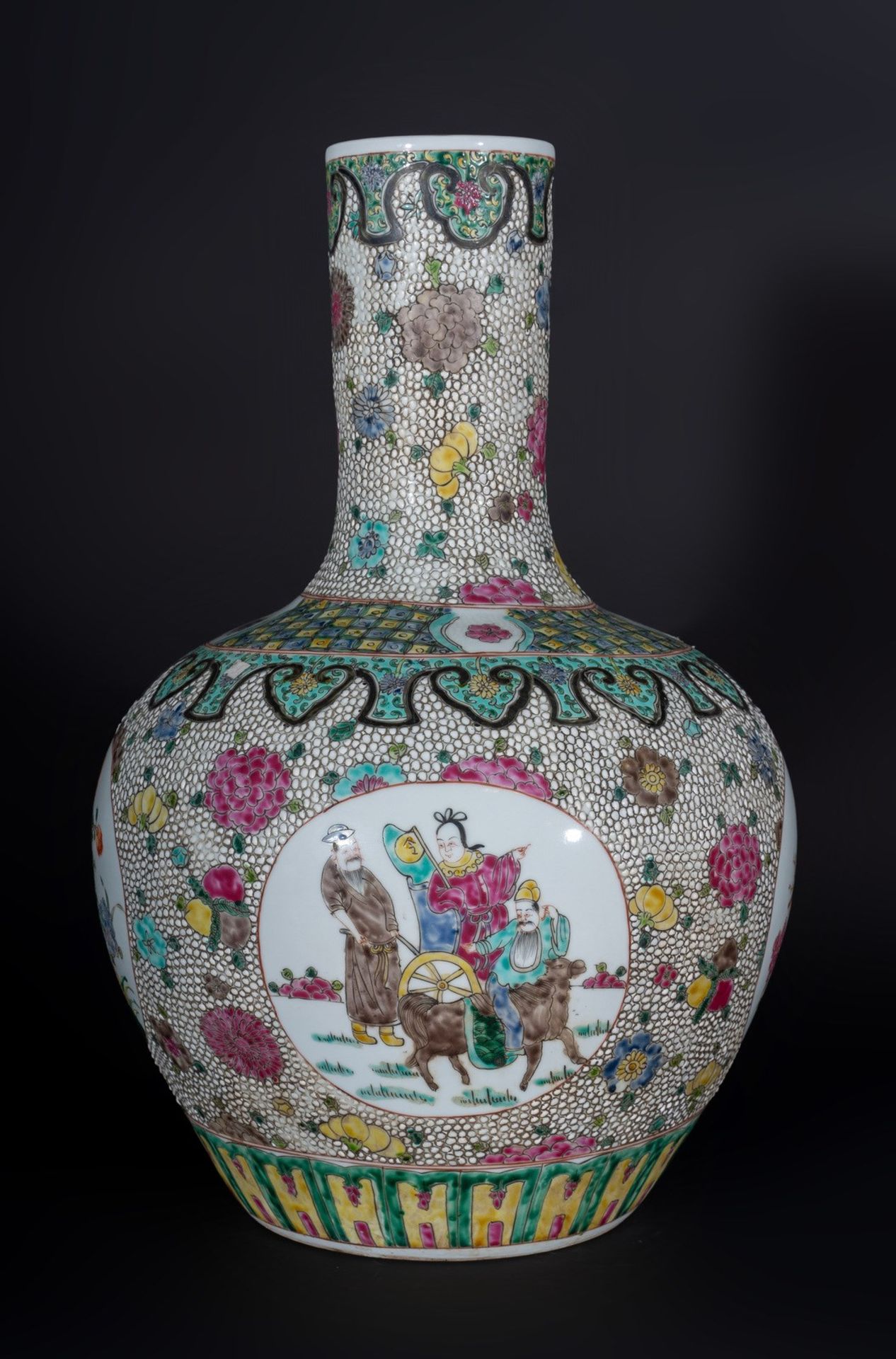 Arte Cinese A large famille rose porcelain tianqiuping vase China, late 19th- early 20th century . - Image 2 of 5
