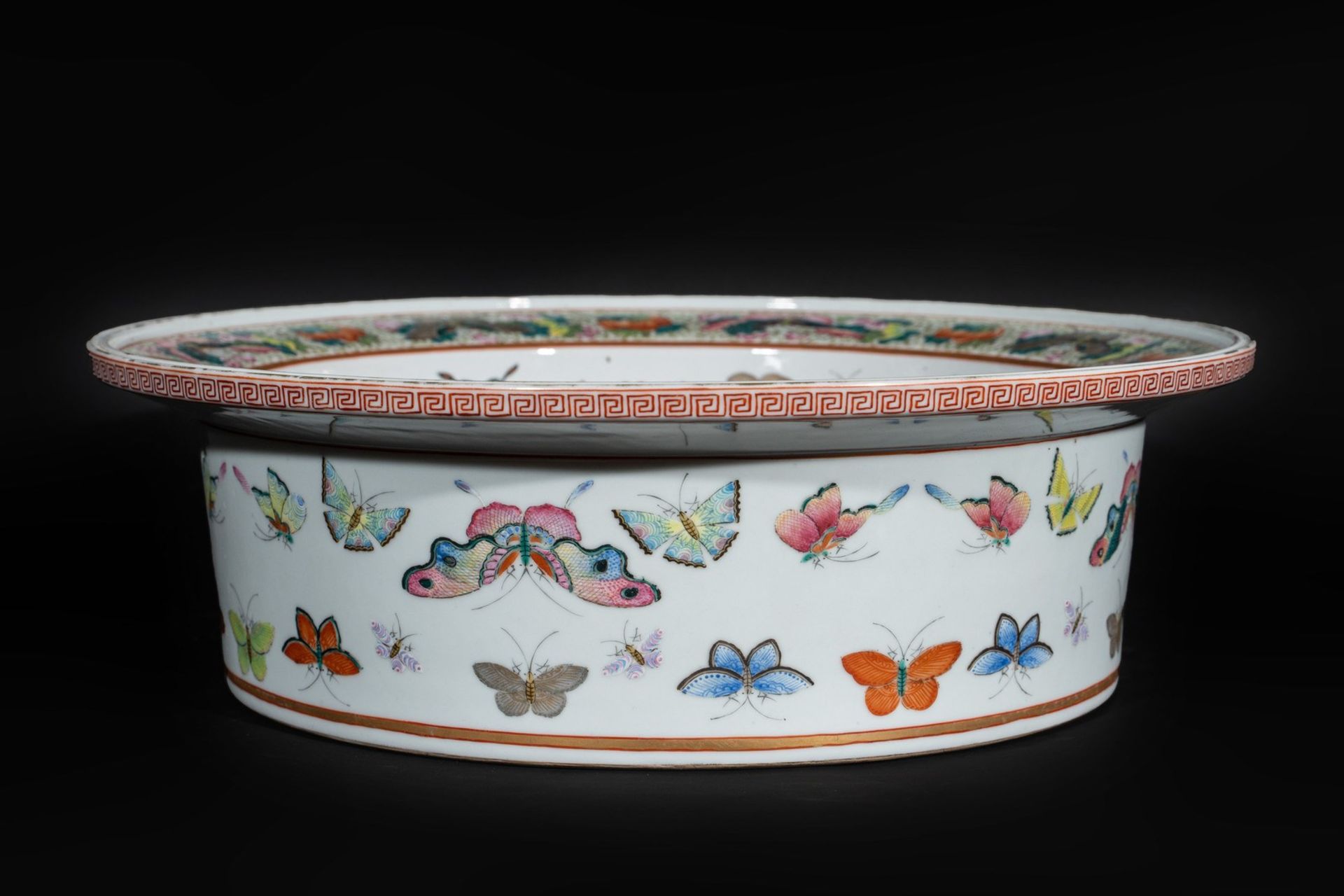 Arte Cinese A large pottery basin painted with flowers and butterflies, bearing a Tongzhi six chara - Bild 4 aus 5