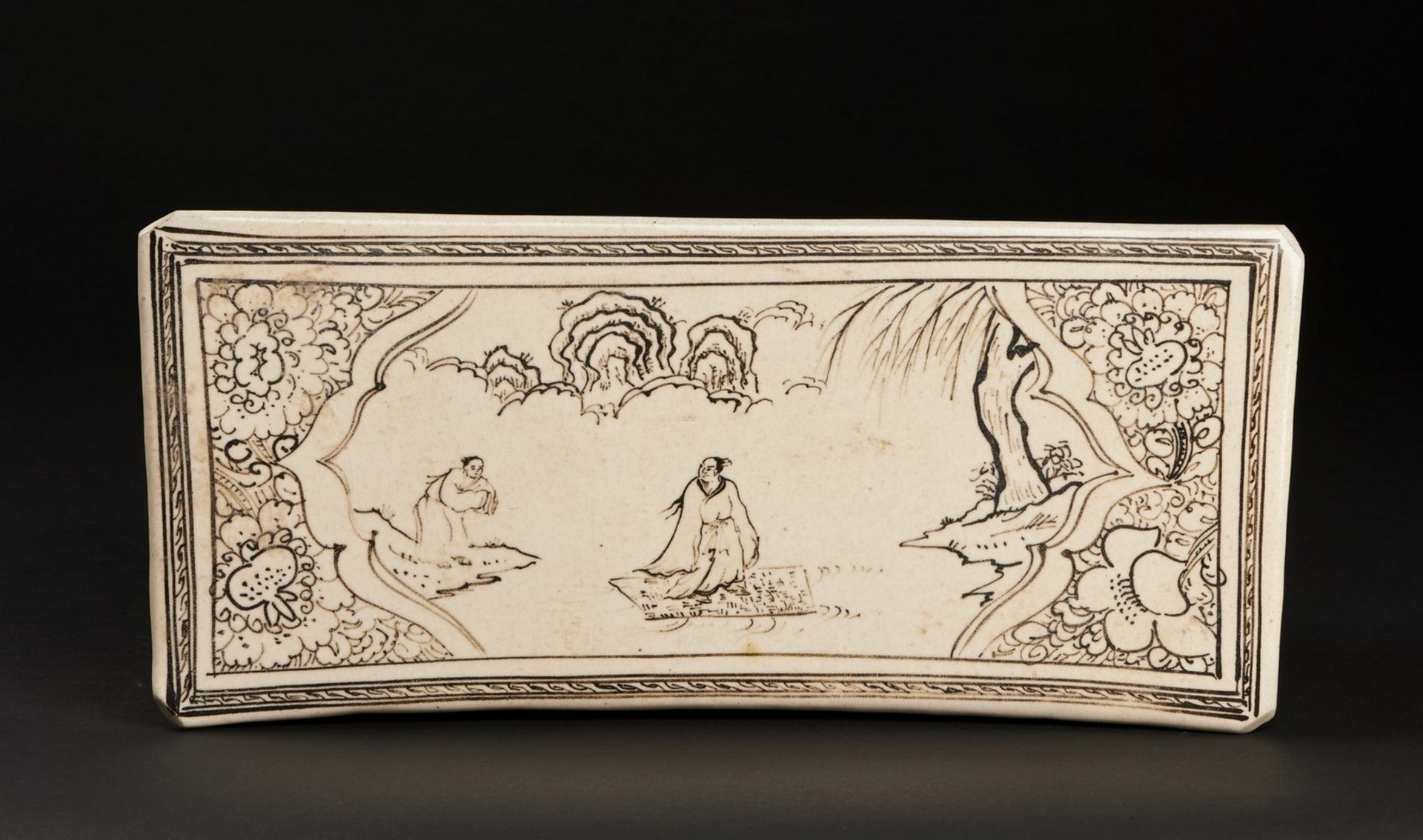 Arte Cinese A pottery cizhou headrest decorated with figures within cartouches China, Song dynasty - Image 4 of 7