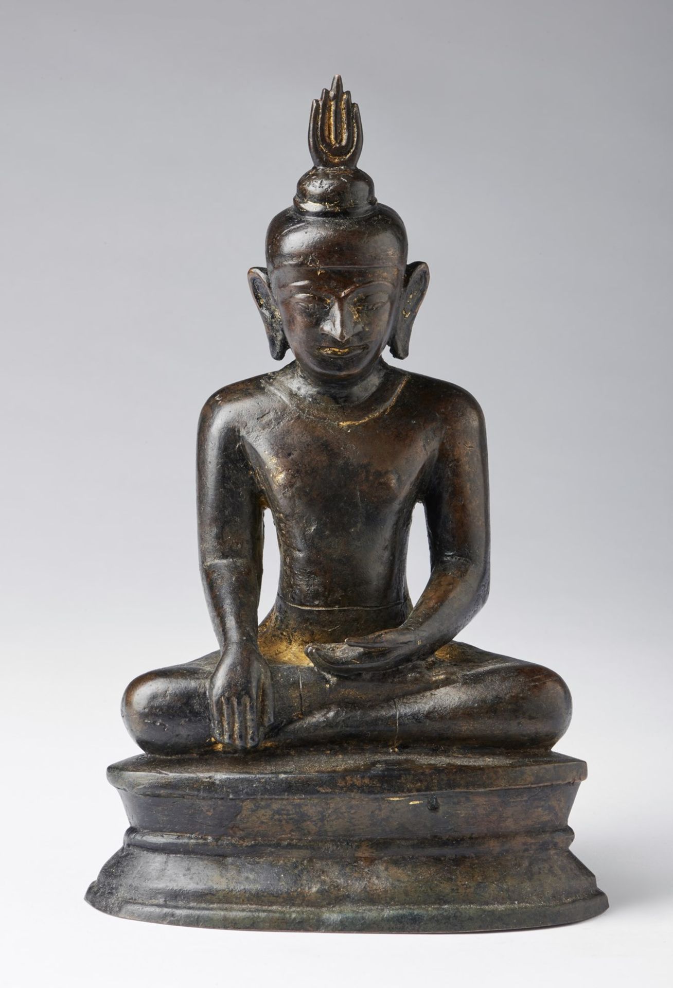 Arte Sud-Est Asiatico A dark bronze figure of seated Buddha with flaming headdressBurma, Post Pagan
