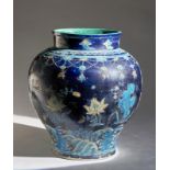 Arte Cinese A large fahua pottery jarChina, Ming dynasty, 17th century .