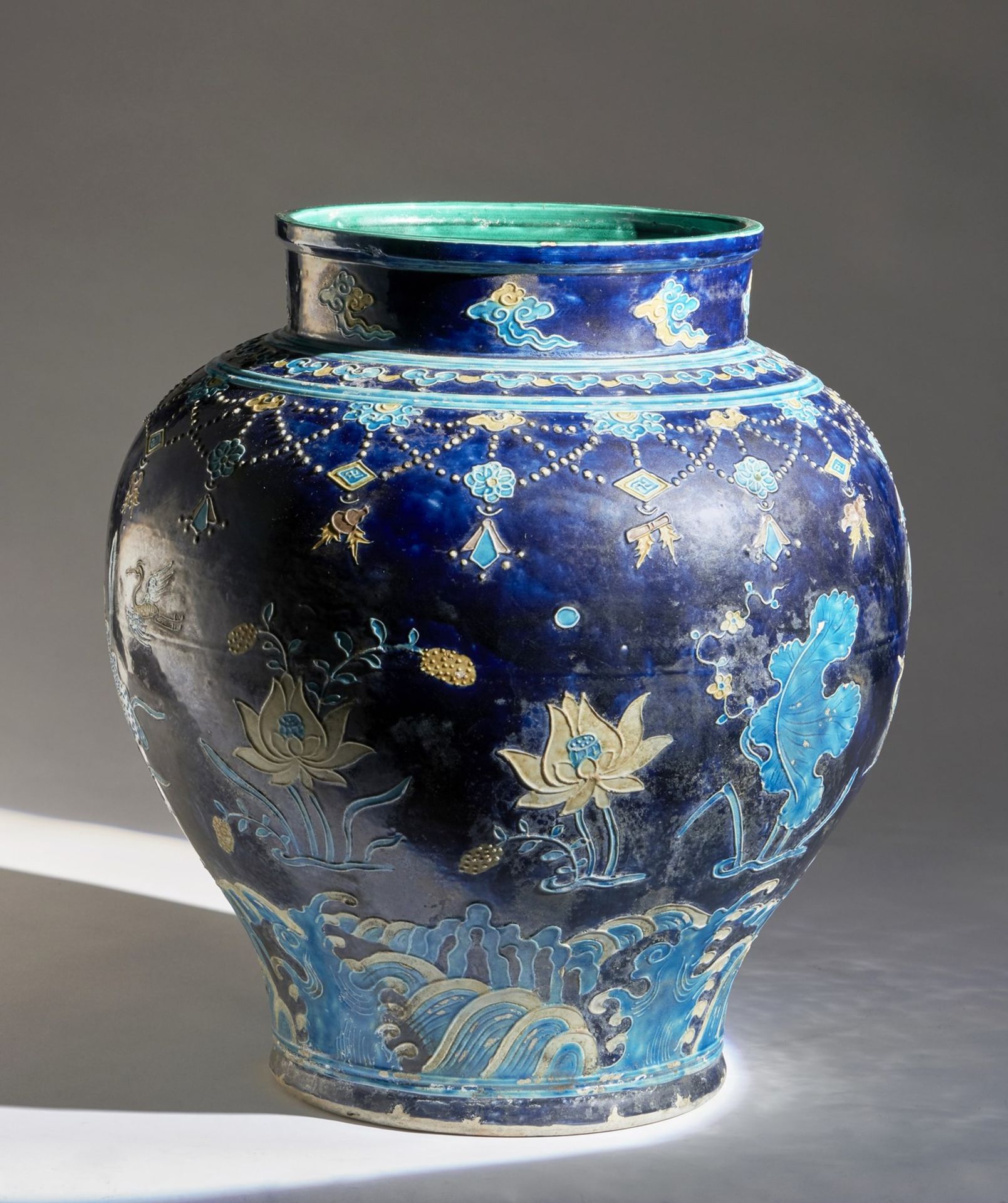 Arte Cinese A large fahua pottery jarChina, Ming dynasty, 17th century .