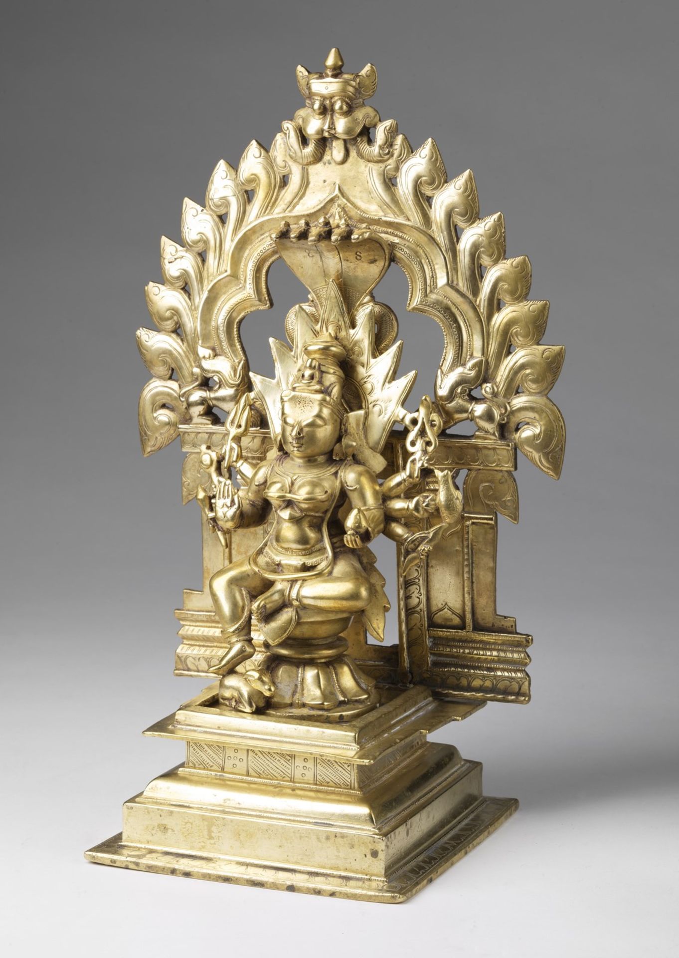 Arte Indiana A brass altar depicting PadmavatiIndia, Maharashtra, 18th century . - Bild 2 aus 4