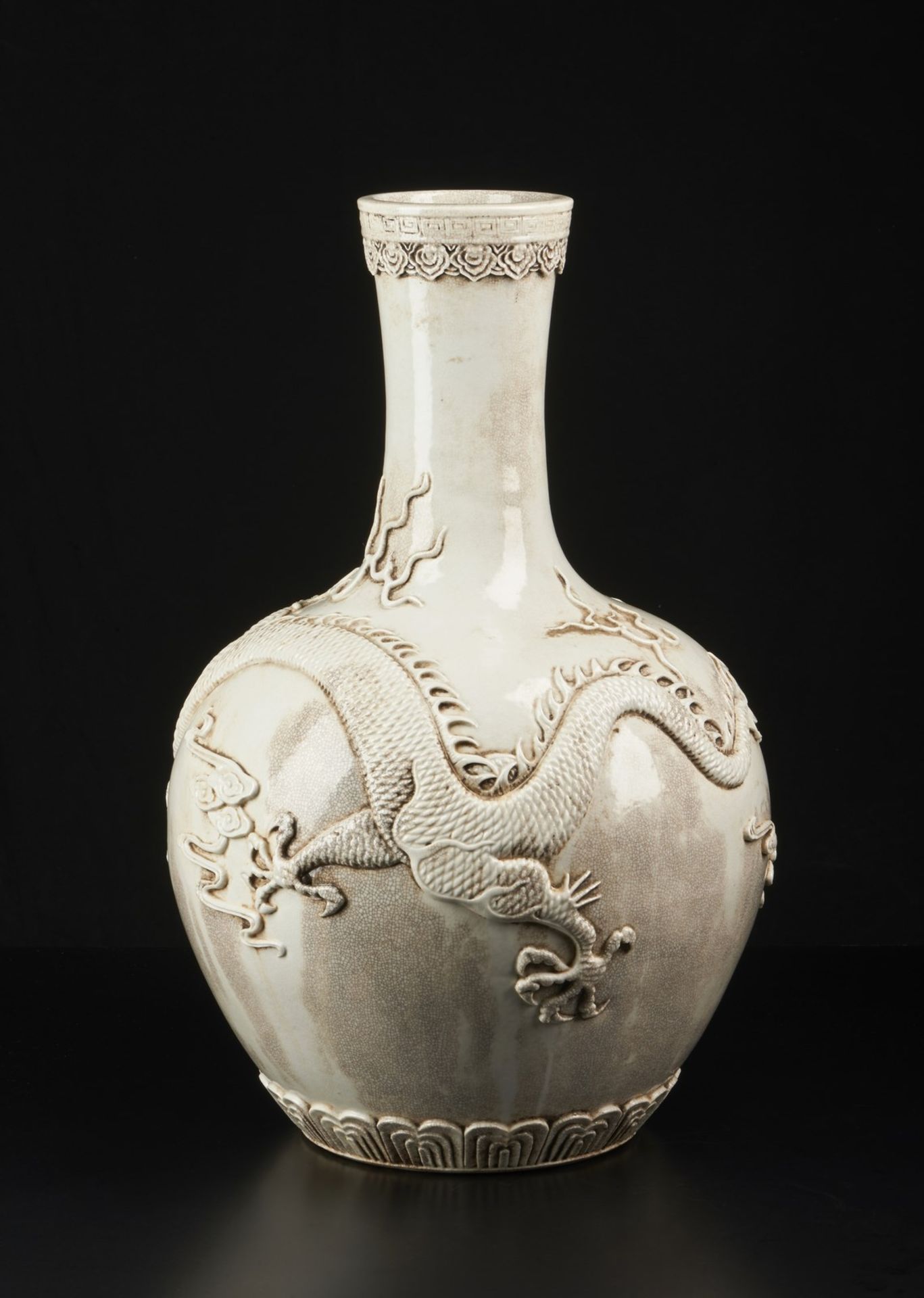 Arte Cinese A large white porcelain vase with applied decoration depicting a dragon chasing the fla - Bild 3 aus 4