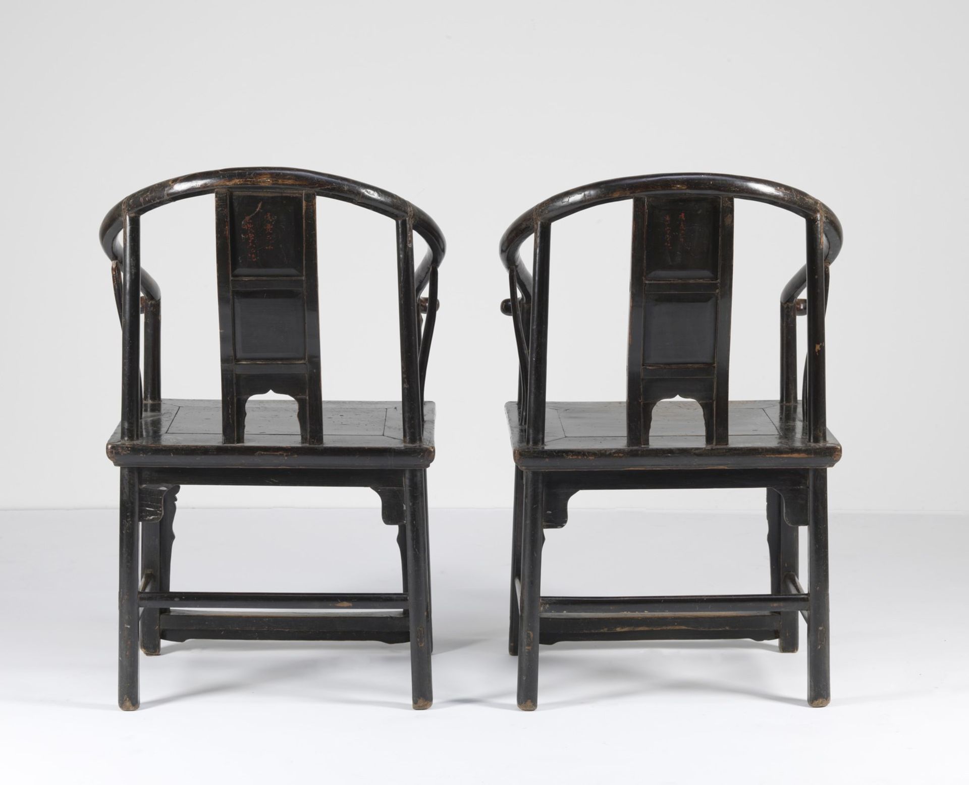 Arte Cinese A pair of wood horse shoe back armchairs decorated with auspicious motifs China, Qing d - Bild 3 aus 3