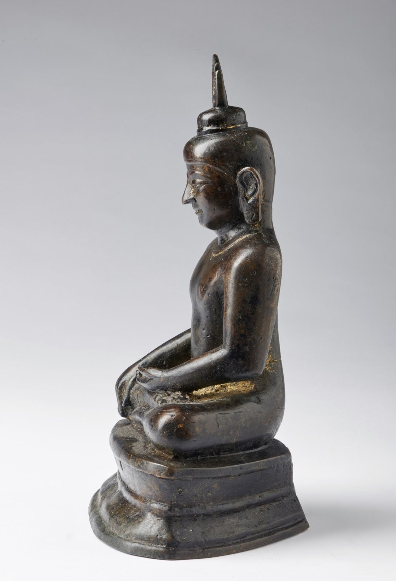 Arte Sud-Est Asiatico A dark bronze figure of seated Buddha with flaming headdressBurma, Post Pagan - Bild 3 aus 6