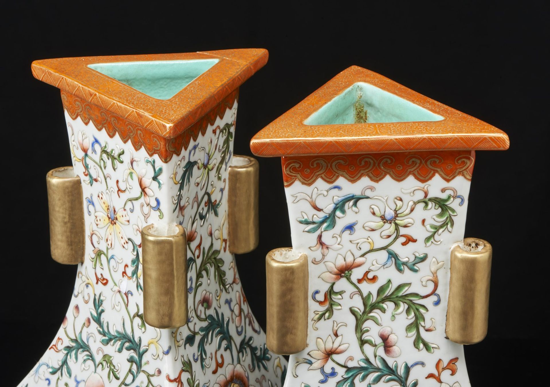 Arte Cinese A pair of triangular shaped famille rose porcelain vases bearing a Qianlong six charact - Bild 4 aus 5