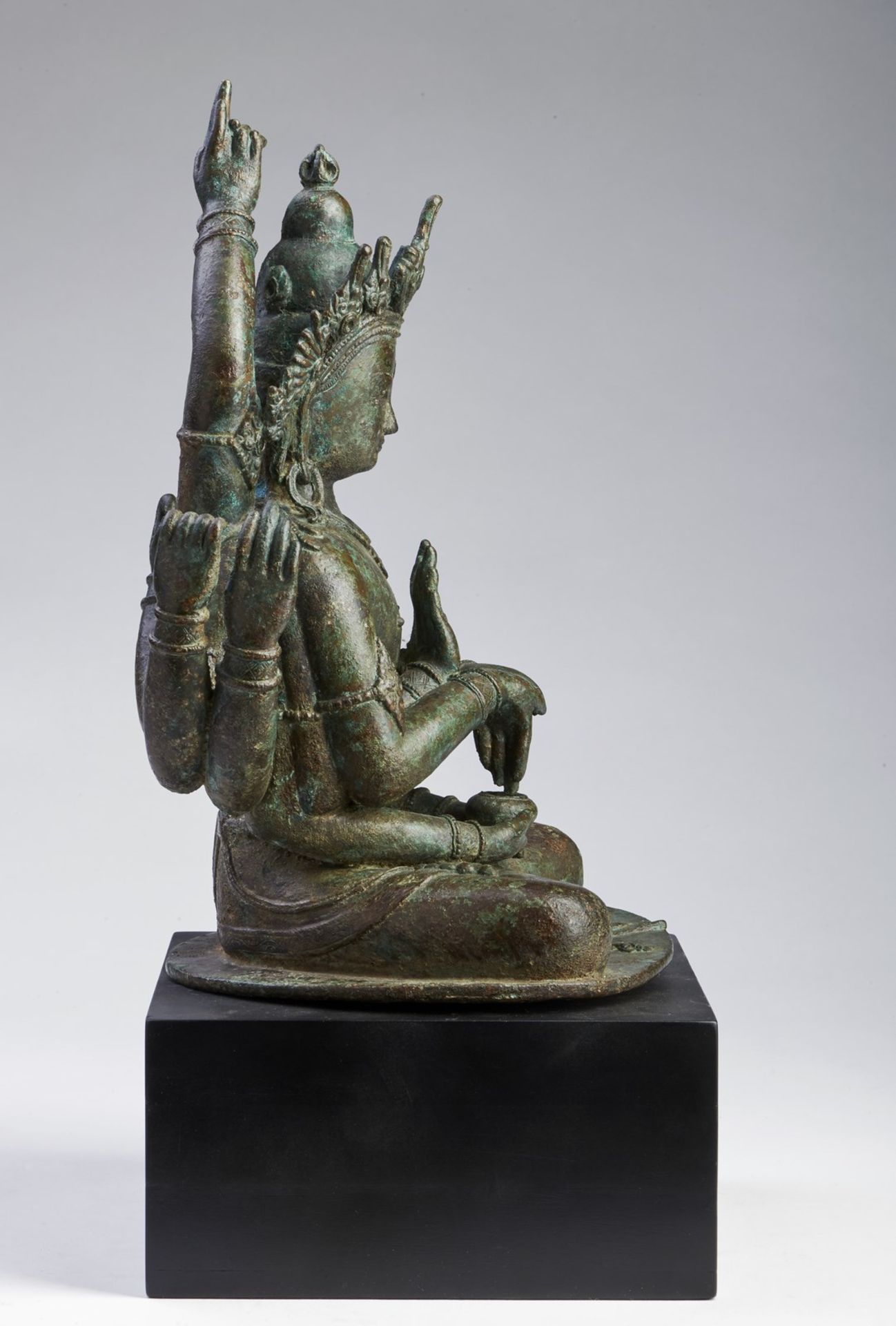 Arte Himalayana A rare large bronze figure of Manjushri NamasangitiNepal, 16th-17th century . - Bild 5 aus 10