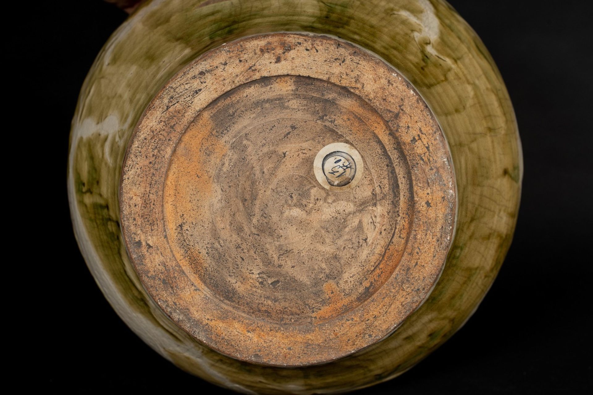 Arte Cinese A glazed terracotta jar decorated with dragonChina, Ming dynasty, 15th/16th century. - Bild 2 aus 3