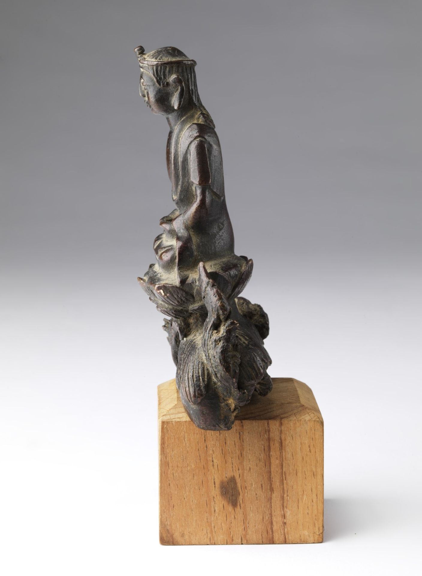 Arte Cinese A small bronze fragment portraying Manjusri seated on a lion China, Ming dynasty, 16th - Image 3 of 4
