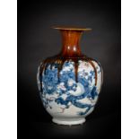 Arte Cinese A porcelain vase with dragonChina, Qing dynasty, 19th century.