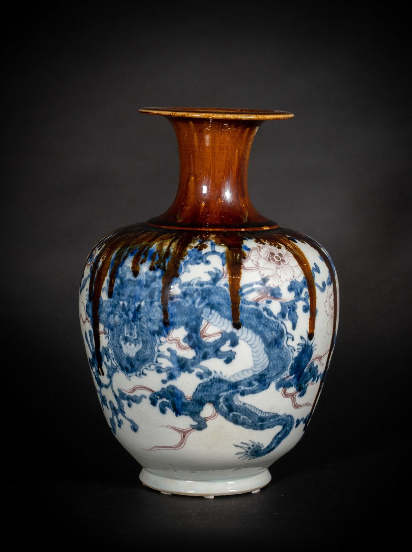 Arte Cinese A porcelain vase with dragonChina, Qing dynasty, 19th century.