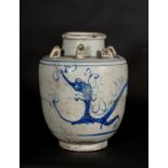 Arte Cinese A white porcelain jar with spoutChina, Qing dynasty, 18th century.