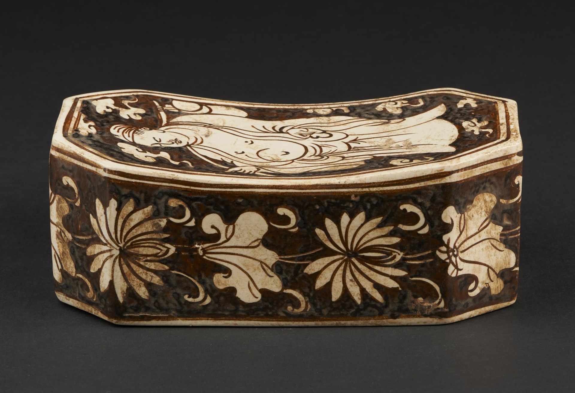 Arte Cinese A cizhou pottery headrest decorated with Lohan China, Ming dynasty or later .