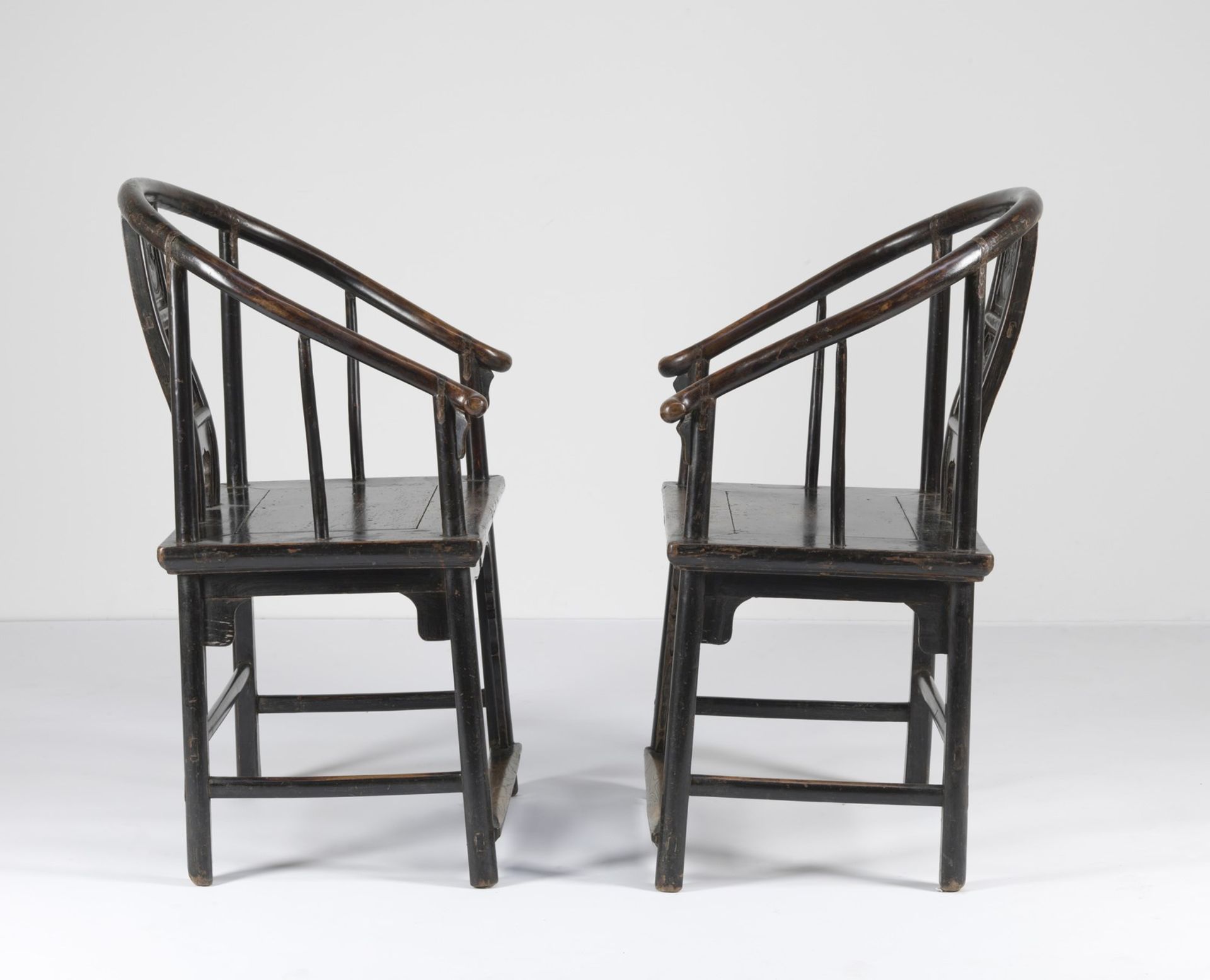 Arte Cinese A pair of wood horse shoe back armchairs decorated with auspicious motifs China, Qing d - Bild 2 aus 3