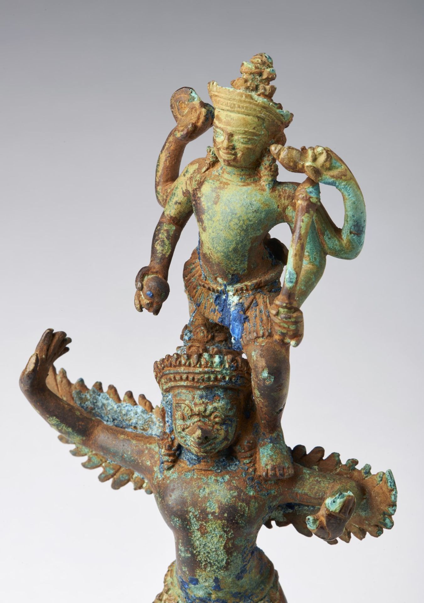 Arte Sud-Est Asiatico A bronze figure of Vishnu and Garuda Cambodia, Khmer, 10th century . - Bild 4 aus 5