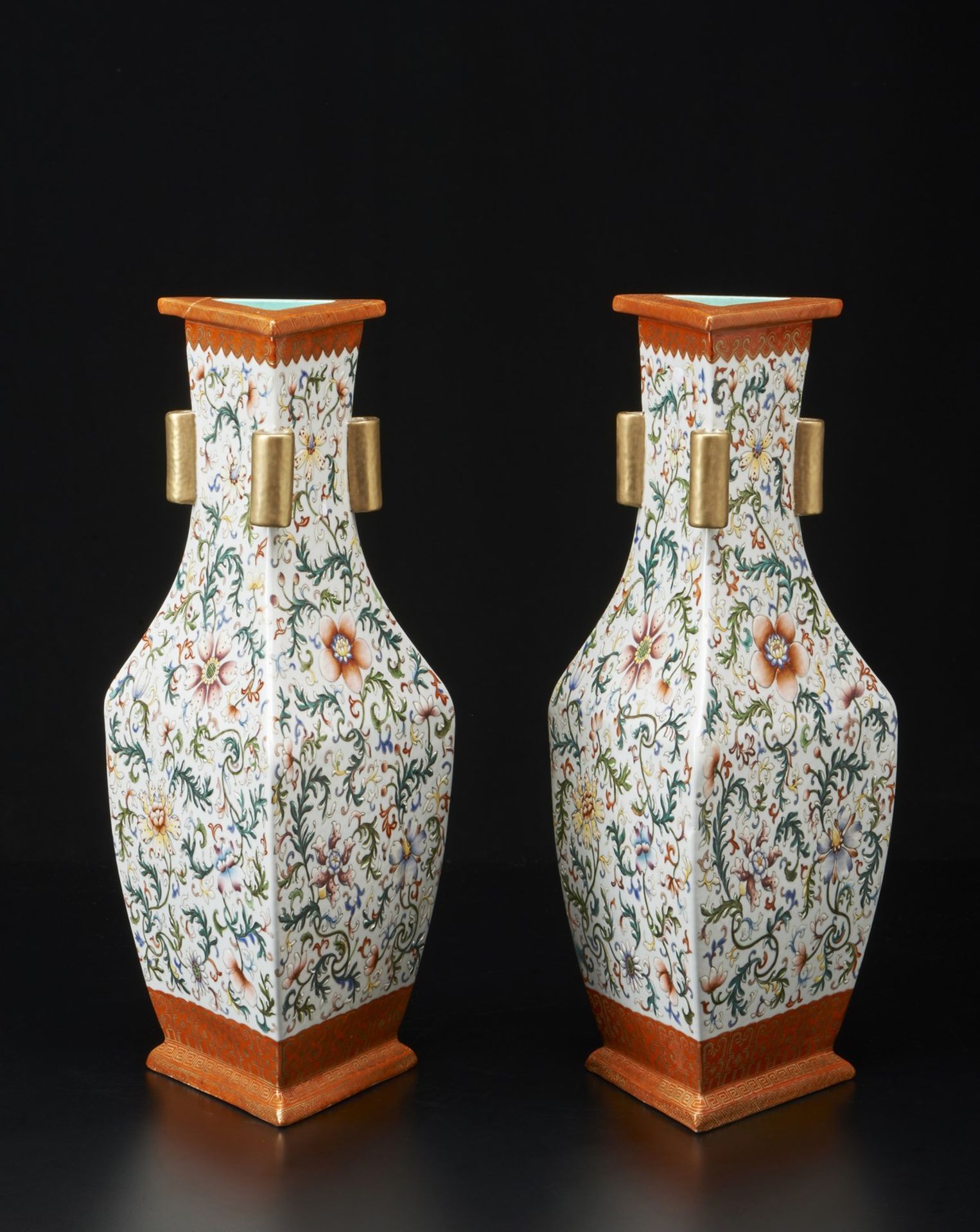 Arte Cinese A pair of triangular shaped famille rose porcelain vases bearing a Qianlong six charact - Image 2 of 5