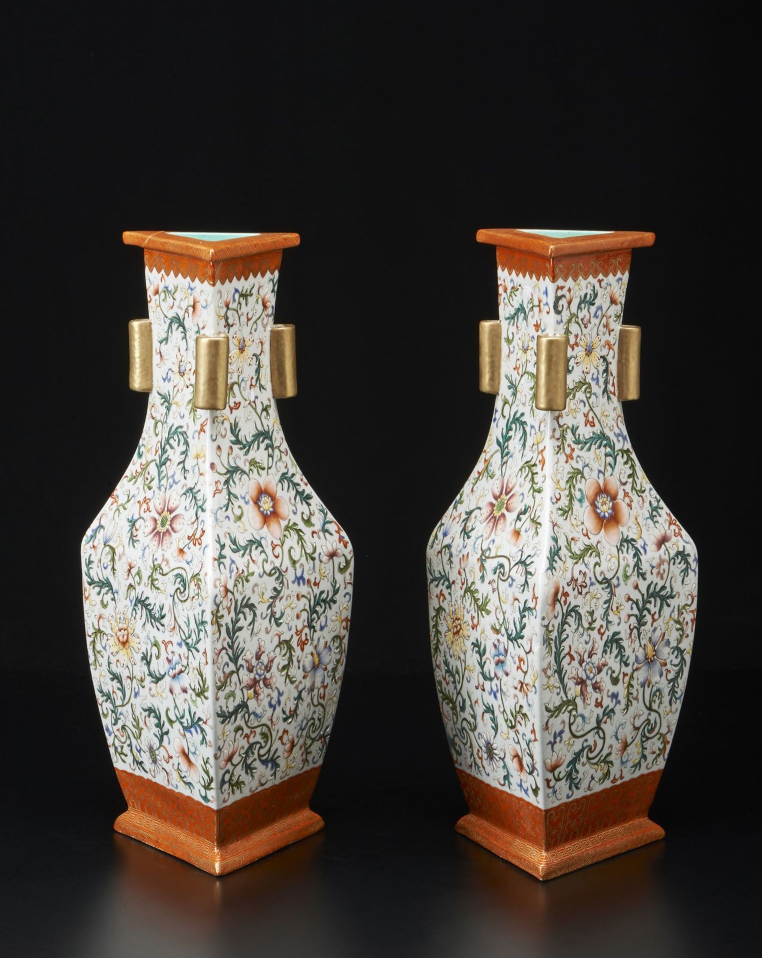 Arte Cinese A pair of triangular shaped famille rose porcelain vases bearing a Qianlong six charact - Bild 2 aus 5