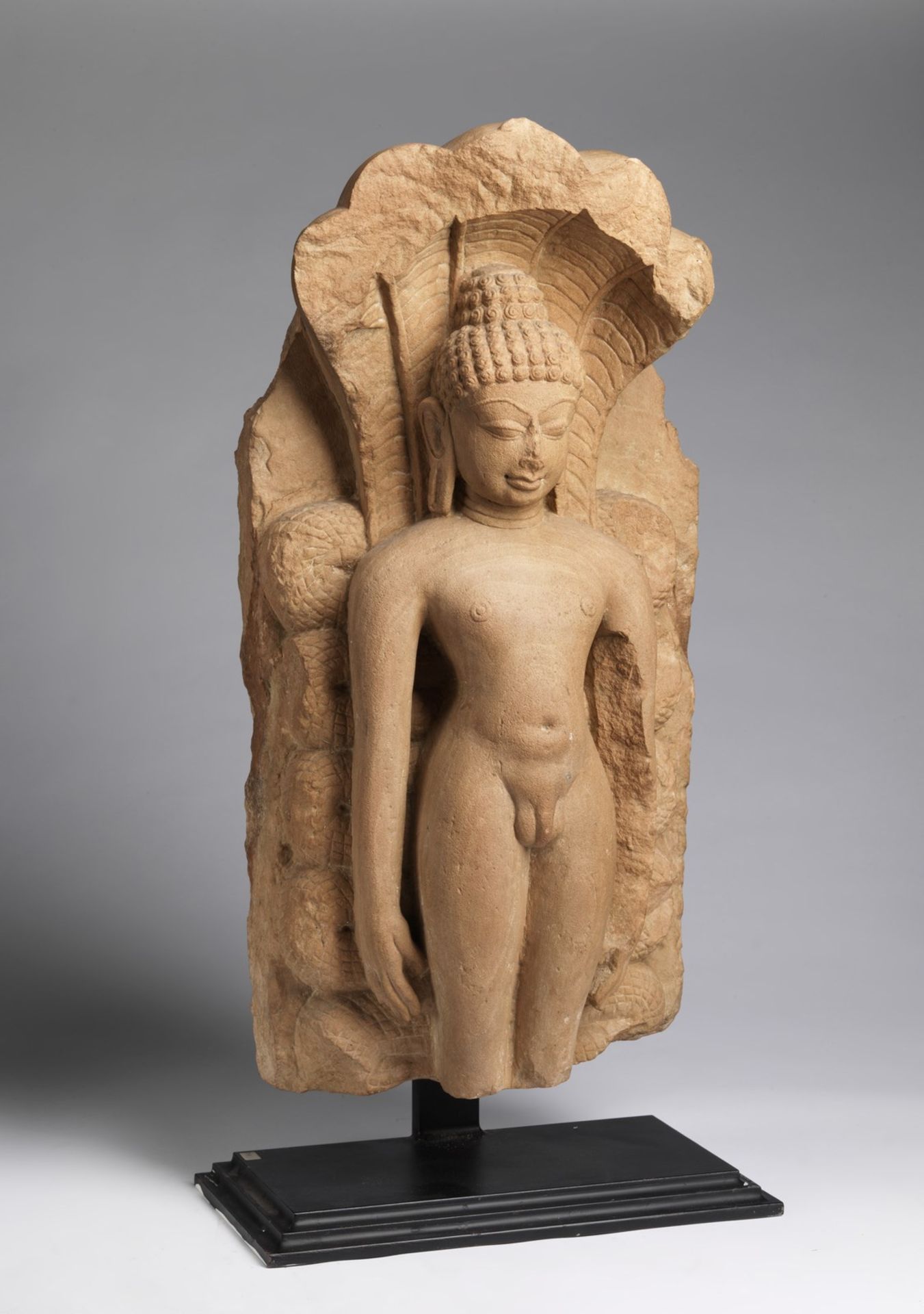 Arte Indiana A stone sculpture depicting ParshvanathaIndia, Rajasthan, 12th-13th century . - Bild 2 aus 4