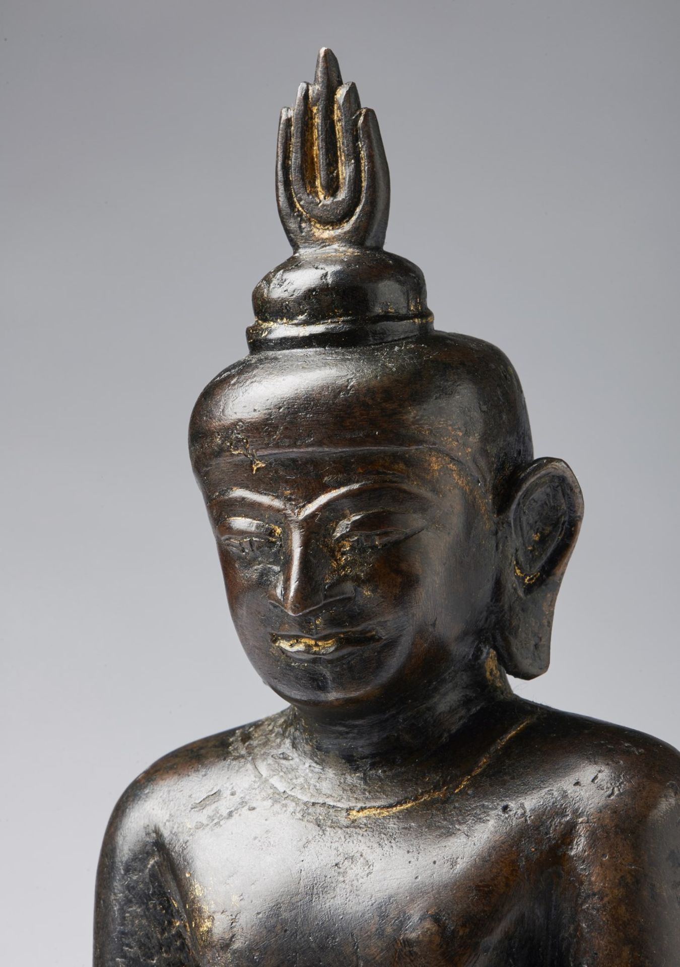 Arte Sud-Est Asiatico A dark bronze figure of seated Buddha with flaming headdressBurma, Post Pagan - Bild 5 aus 6