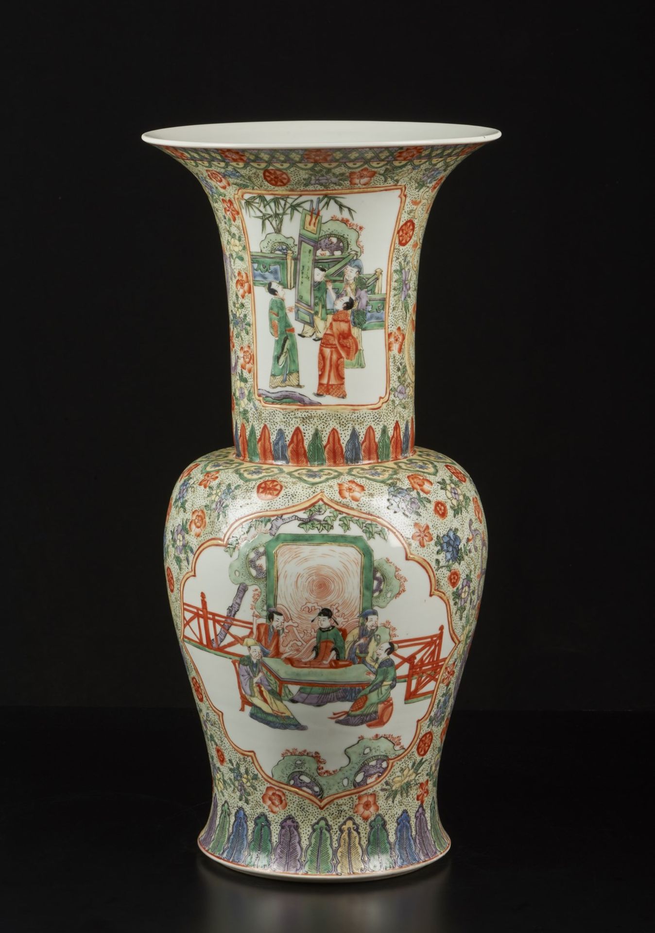 Arte Cinese A large Canton porcelain vase painted with scholars within cartouches China, early 20th