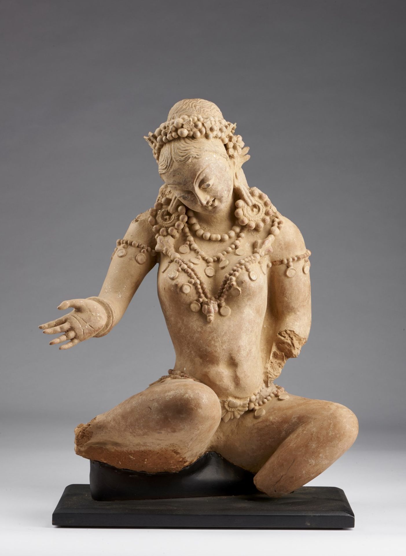 Arte Indiana A large terracotta figure of DevataPakistan, Hund area, 6th-7th century .