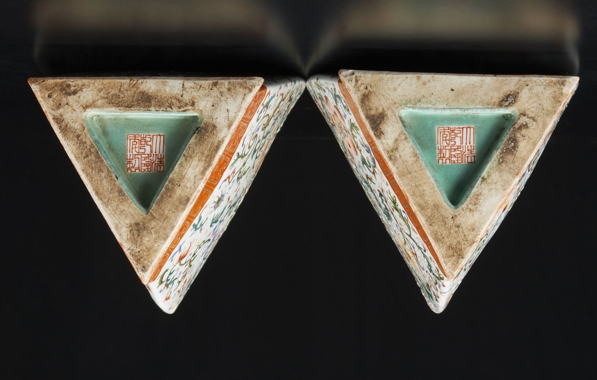 Arte Cinese A pair of triangular shaped famille rose porcelain vases bearing a Qianlong six charact - Image 5 of 5