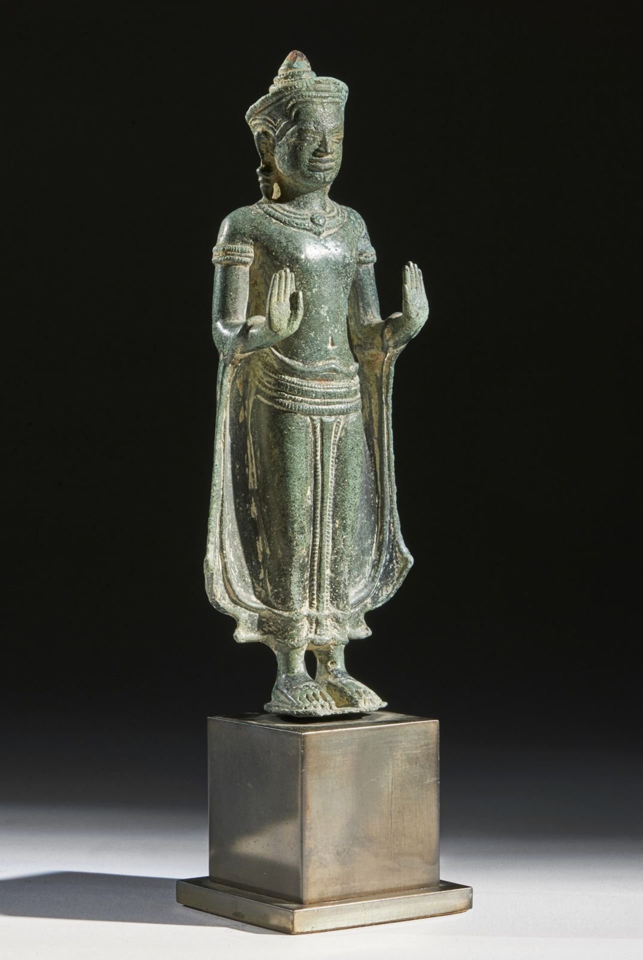 Arte Sud-Est Asiatico A bronze figure of Buddha ShakyamuniCambodia, Khmer, 12th century . - Bild 2 aus 4