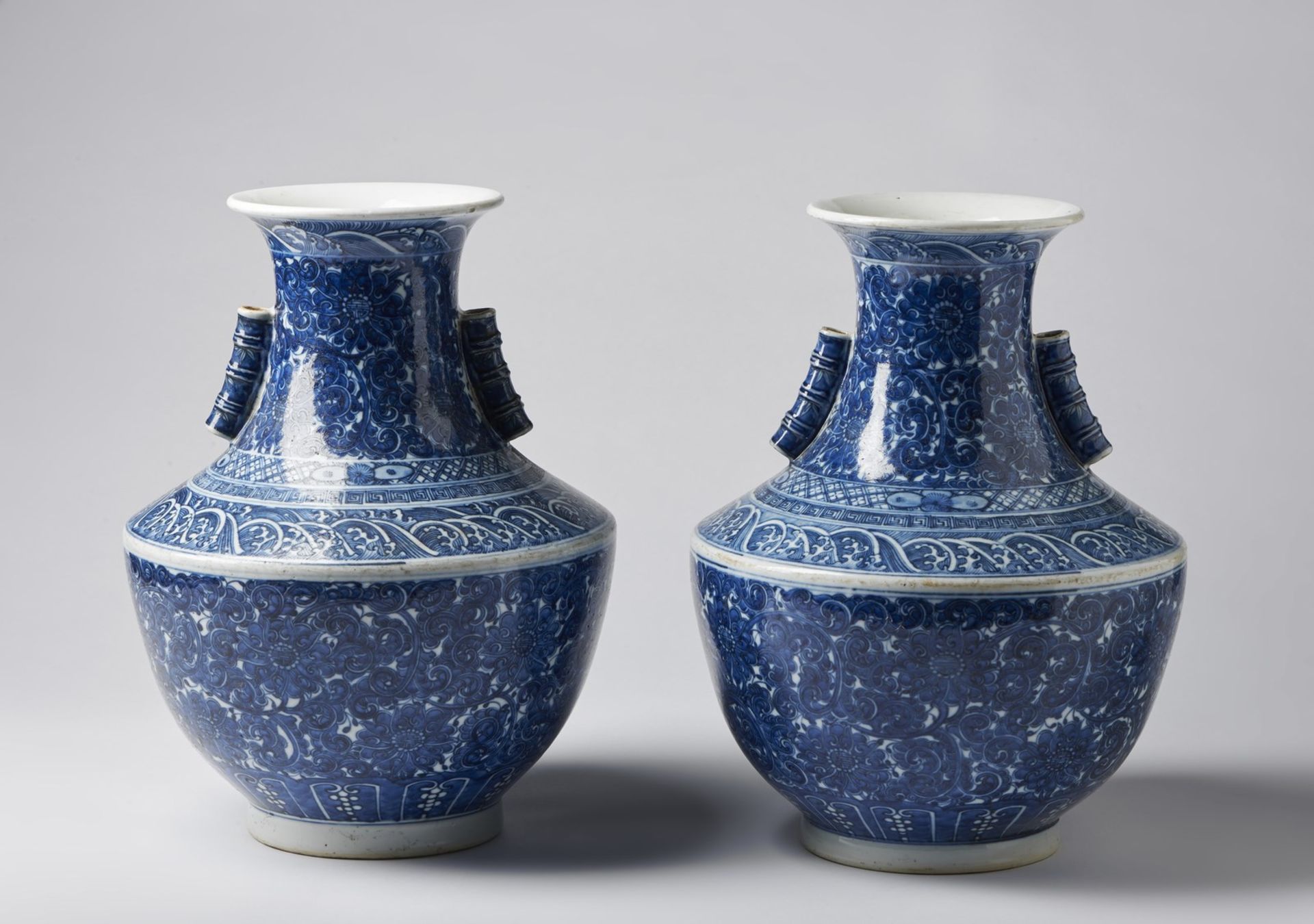Arte Cinese A pair of large arrow shaped blue and white porcelain vases bearing a double circle blu - Bild 3 aus 5