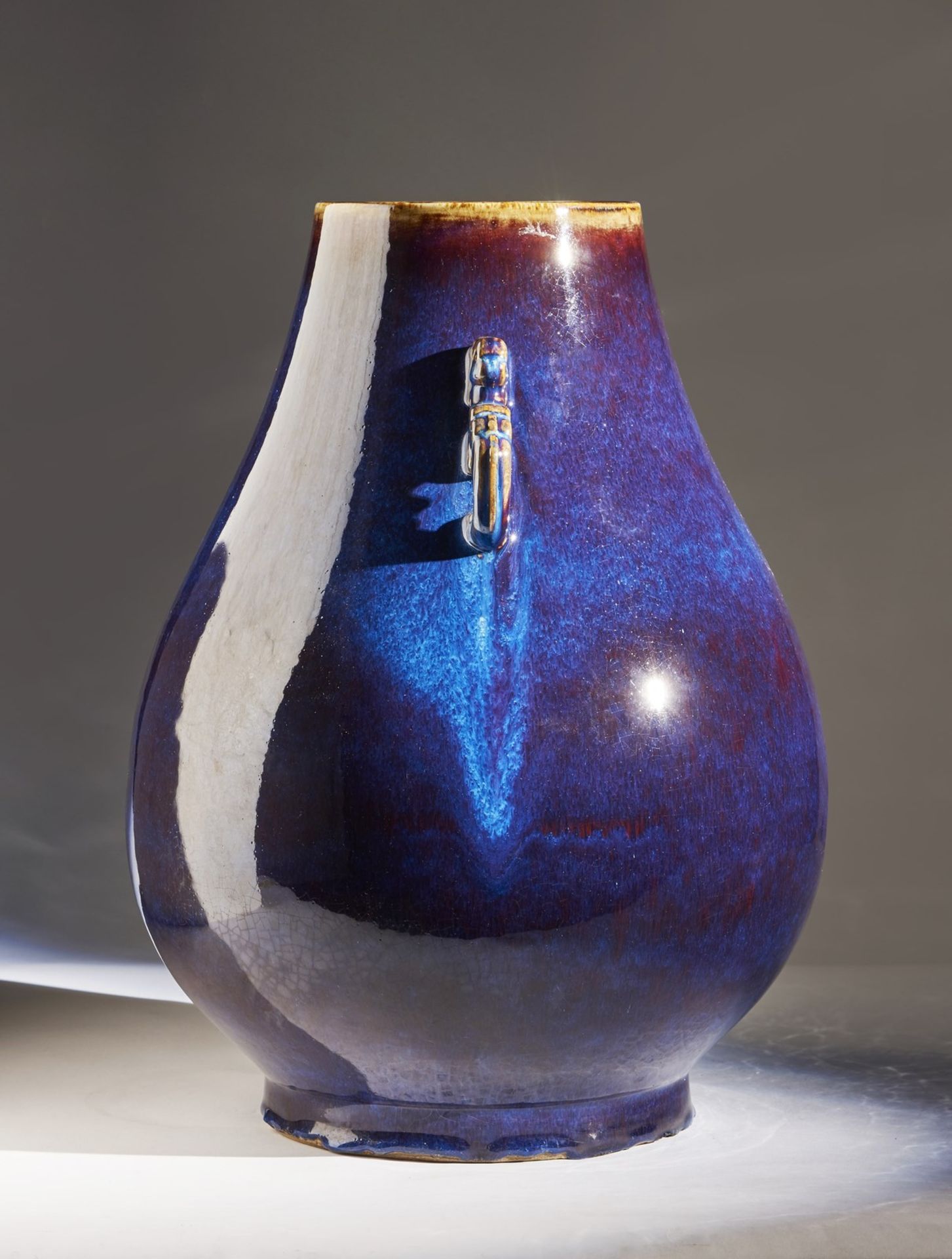 Arte Cinese A large flambè glazed hu shaped pottery vase bearing a four character zhuanshu mark at - Bild 3 aus 6
