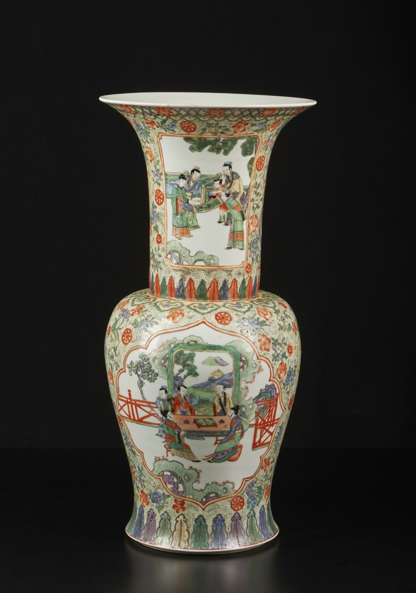 Arte Cinese A large Canton porcelain vase painted with scholars within cartouches China, early 20th - Bild 3 aus 4