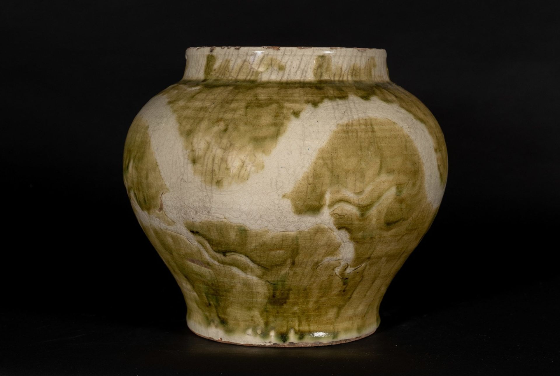 Arte Cinese A glazed terracotta jar decorated with dragonChina, Ming dynasty, 15th/16th century.