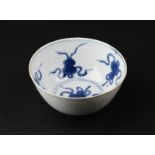 Arte Cinese A blue and white porcelain cup painted with double gourd motif and bearing a jade pavil